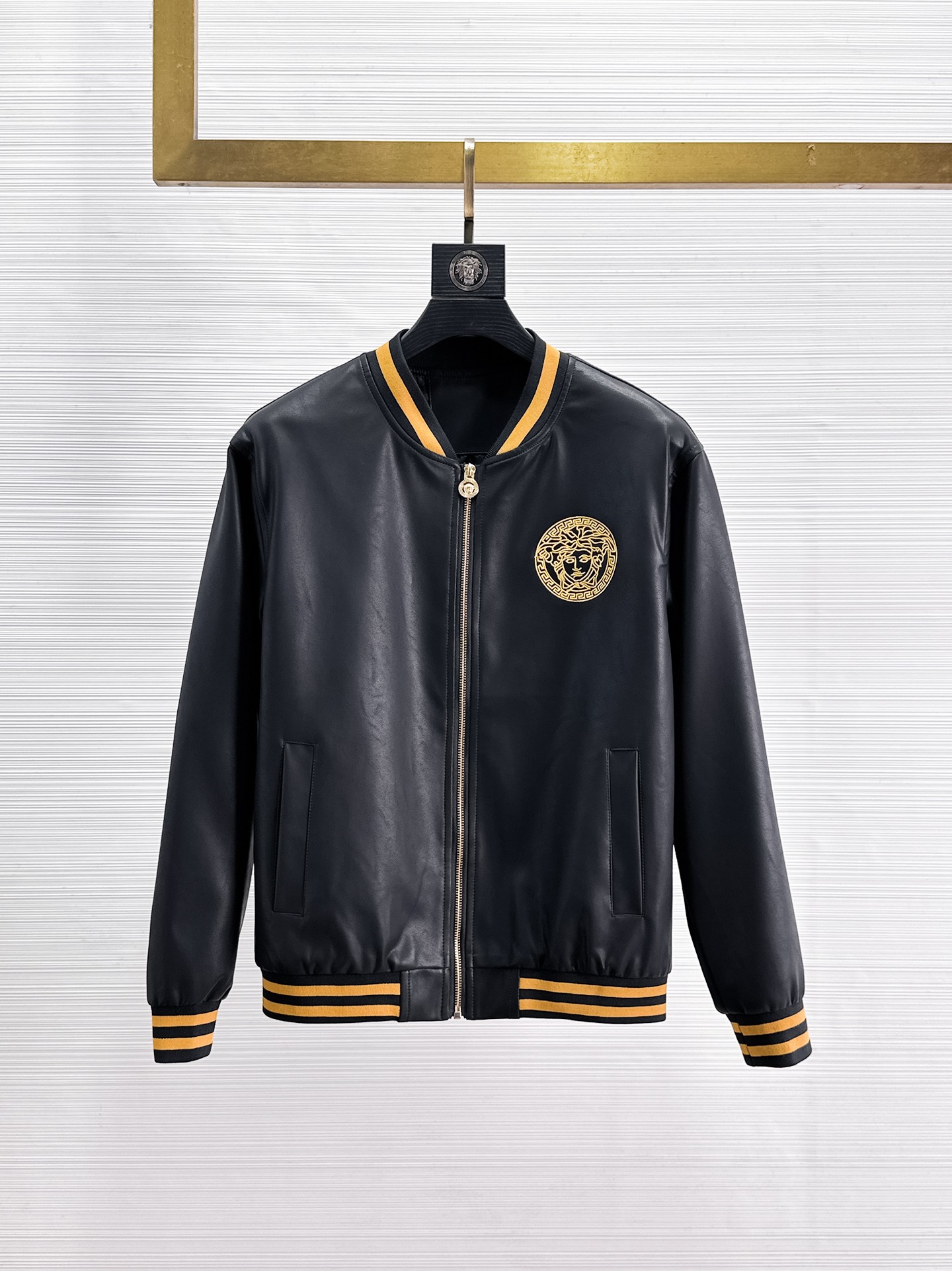 NO:869253,Same style as Versace’s official website, on sale in advance!  2026ss spring new men's leather jacket, original three-standard high-end version!  With hidden hood, custom-made fabrics at the counter, highly breathable and comfortable, impeccable details, brand element design concept, reflecting high quality. It feels delicate and soft!  It presents a casual cut and the upper body shape is awesome!  Size M～3XL, maximum wearing capacity is 195 catties.,,versace,jackets & coats,jackets & coats,leather jacket,hats,19860909范思哲 官网同款,提前发售！2026ss开春新款男士皮衣夹克外套,原单三标齐全高端版本！带隐藏帽,专柜定制面料 透气舒适度高,细节无可挑剔,品牌元素设计理念,体现高品质.手感细腻柔软！呈现休闲裁剪,上身版型超赞！码数M～3XL,最大穿195斤.,,versace,jackets & coats,jackets & coats,leather jacket,hats,,Men's clothing
