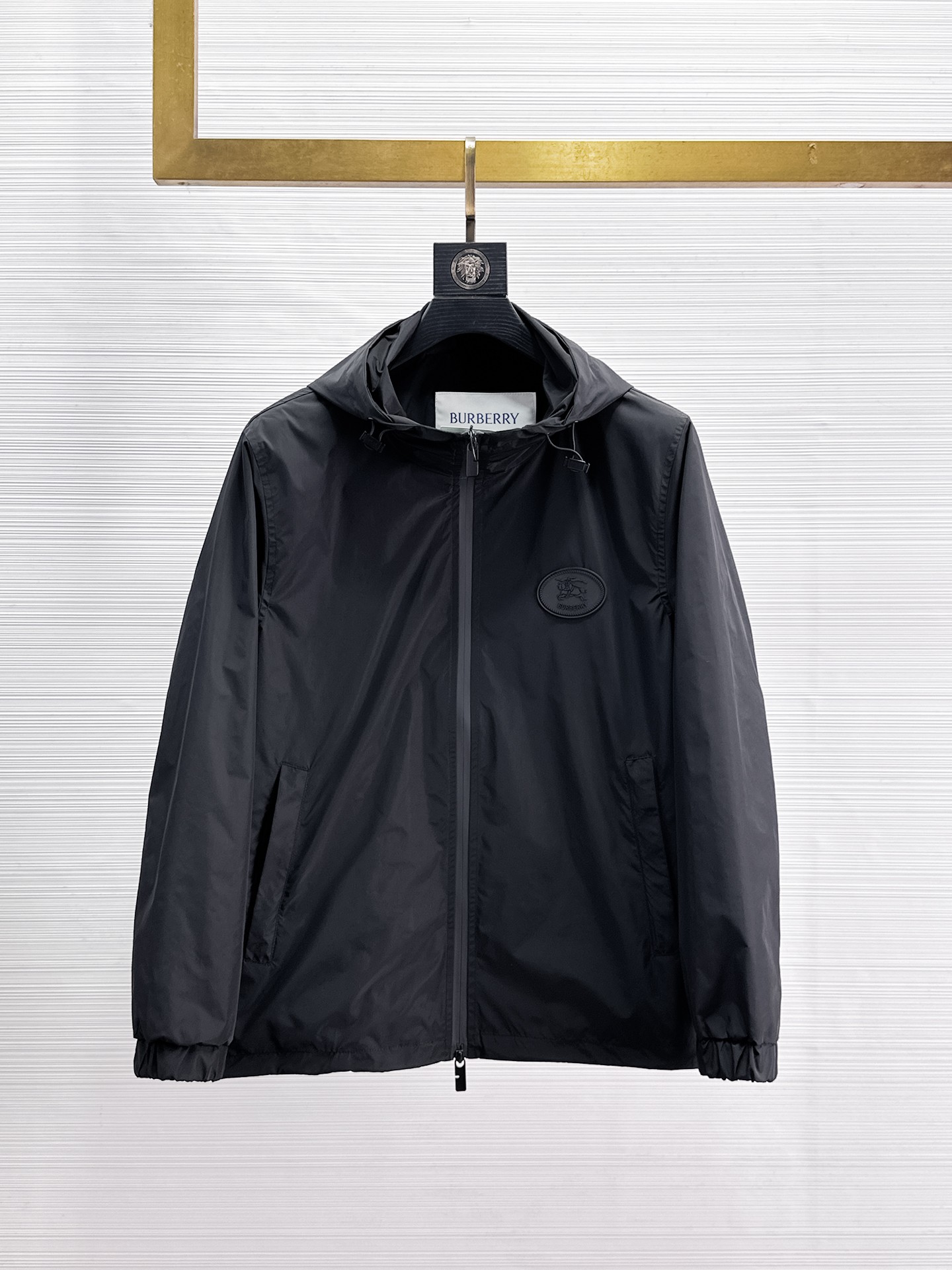 NO:869225,The same model on Burberry's official website, complete with three labels, on sale in advance. 2026ss new spring men's jacket, reversible original single with three labels, high-end version. Custom-made fabrics at the counter. Highly breathable and comfortable, impeccable details, brand element design concept, reflecting high quality. Delicate and soft feel. Casual tailoring, excellent upper body shape. Size M~3XL, maximum wear 195 pounds,,burberry,jackets & coats,jackets & coats,19860909巴宝莉官网同款,三标齐全,提前发售 2026ss开春新款男士夹克外套,双面穿原单三标齐全高端版本 专柜定制面料 透气舒适度高,细节无可挑剔,品牌元素设计理念,体现高品质.手感细腻柔软 呈现休闲裁剪,上身版型超赞 码数M～3XL,最大穿195斤,,burberry,jackets & coats,jackets & coats,,Men's clothing