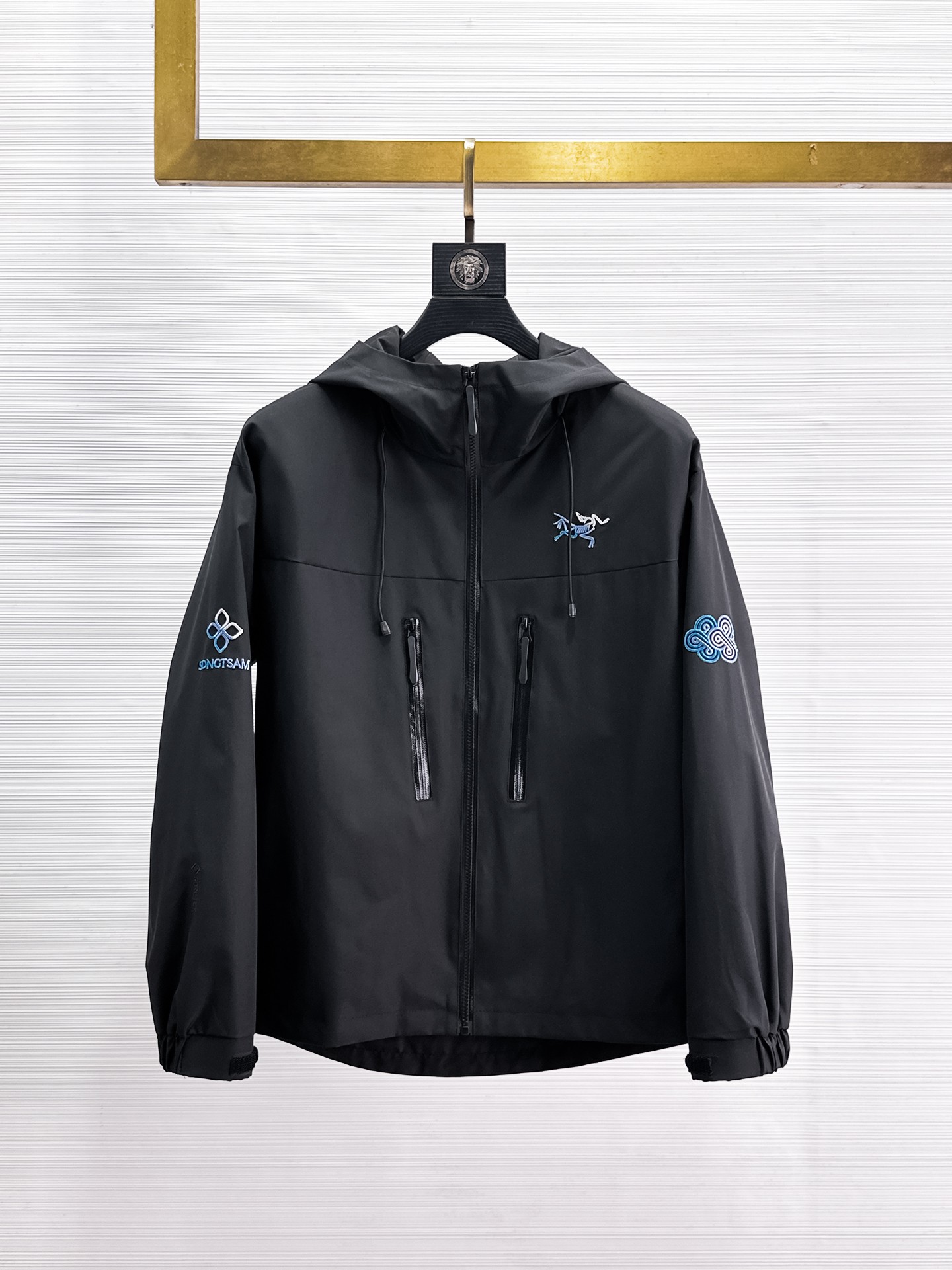 NO:869231,Same style as Arc'teryx official website, complete with three labels, sold in advance. 2026ss new spring men's jacket, reversible original single with three labels, high-end version. Custom-made fabrics at the counter. Highly breathable and comfortable, impeccable details, brand element design concept, reflecting high quality. Delicate and soft feel. Casual tailoring, excellent upper body shape. Size M~3XL, maximum wear 195 pounds, arc'teryx, jackets & coats, jackets & coats,19860909始祖鸟官网同款,三标齐全,提前发售 2026ss开春新款男士夹克外套,双面穿原单三标齐全高端版本 专柜定制面料 透气舒适度高,细节无可挑剔,品牌元素设计理念,体现高品质.手感细腻柔软 呈现休闲裁剪,上身版型超赞 码数M～3XL,最大穿195斤,arc'teryx,jackets & coats,jackets & coats,,Men's clothing