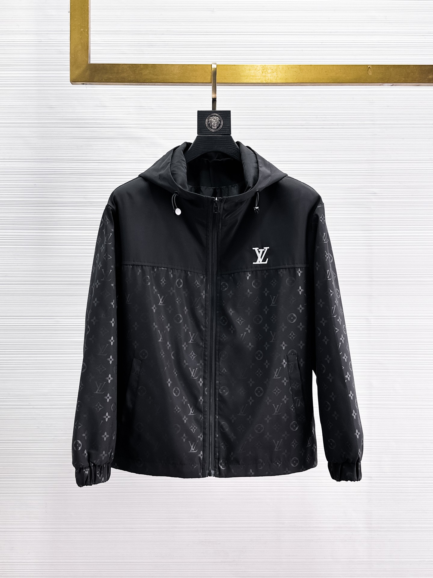 NO:869237,Same style as LV official website, complete with three labels, sold in advance. 2026ss new spring men's jacket, double-sided original single with three labels, high-end version. Custom-made fabrics at the counter. Highly breathable and comfortable, impeccable details, brand element design concept, reflecting high quality. Delicate and soft feel. Casual tailoring, excellent upper body size. Size M～3XL, maximum wearing capacity is 195 pounds. Louis vuitton, jackets & coats,jackets & coats,19860909LV官网同款,三标齐全,提前发售 2026ss开春新款男士夹克外套,双面穿原单三标齐全高端版本 专柜定制面料 透气舒适度高,细节无可挑剔,品牌元素设计理念,体现高品质.手感细腻柔软 呈现休闲裁剪,上身版型超赞 码数M～3XL,最大穿195斤,,louis vuitton,jackets & coats,jackets & coats,,Men's clothing