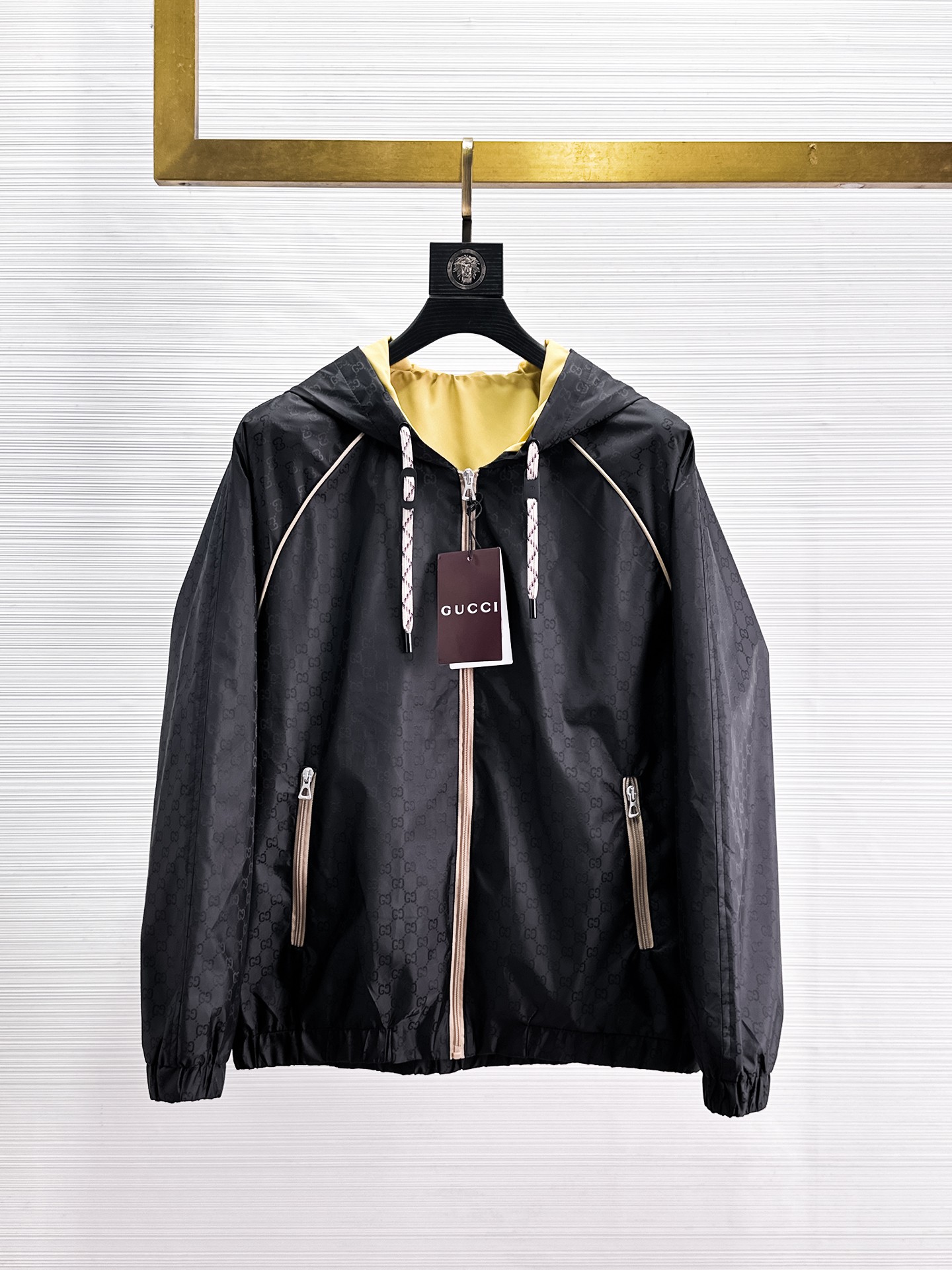 NO:869242,Same style as on the Gucci official website, complete with three labels, on sale in advance. 2026ss new spring men's jacket, reversible original single with three labels, high-end version. Custom-made fabrics at the counter. Highly breathable and comfortable, impeccable details, brand element design concept, reflecting high quality. Delicate and soft hand feel. Casual tailoring, excellent upper body shape. Size M~3XL, maximum wear 195 catties,,jackets & coats,jackets & coats,19860909古奇官网同款,三标齐全,提前发售 2026ss开春新款男士夹克外套,双面穿原单三标齐全高端版本 专柜定制面料 透气舒适度高,细节无可挑剔,品牌元素设计理念,体现高品质.手感细腻柔软 呈现休闲裁剪,上身版型超赞 码数M～3XL,最大穿195斤,,jackets & coats,jackets & coats,,Men's clothing