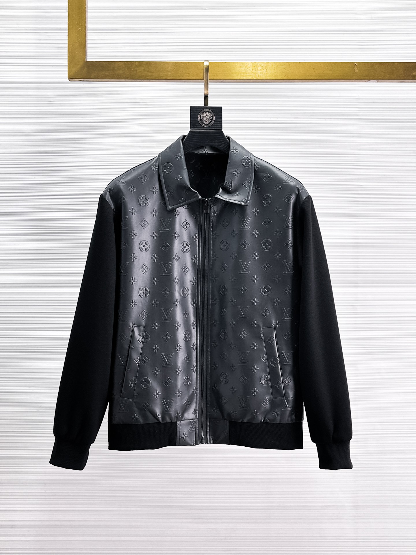 NO:869257,Same style as on LV official website, on sale in advance!  2026ss spring new men's leather jacket, original three-standard high-end version!  With hidden hood, custom-made fabrics at the counter, highly breathable and comfortable, impeccable details, brand element design concept, reflecting high quality. It feels delicate and soft!  It presents a casual cut and the upper body shape is awesome!  Size M～3XL, maximum wear is 195kg.,,louis vuitton,jackets & coats,jackets & coats,leather jacket,hats,19860909LV 官网同款,提前发售！2026ss开春新款男士皮衣夹克外套,原单三标齐全高端版本！带隐藏帽,专柜定制面料 透气舒适度高,细节无可挑剔,品牌元素设计理念,体现高品质.手感细腻柔软！呈现休闲裁剪,上身版型超赞！码数M～3XL,最大穿195斤.,,louis vuitton,jackets & coats,jackets & coats,leather jacket,hats,,Men's clothing
