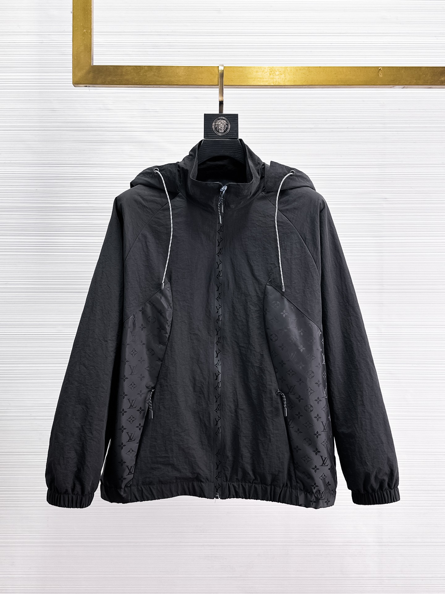 NO:869247,Same style as LV official website, complete with three labels, sold in advance. 2026ss new spring men's jacket, double-sided original single with three labels, high-end version. Custom-made fabrics at the counter. Highly breathable and comfortable, impeccable details, brand element design concept, reflecting high quality. Delicate and soft feel. Casual tailoring, excellent upper body size. Size M～3XL, maximum wearing capacity is 195 pounds. Louis vuitton, jackets & coats,jackets & coats,19860909LV官网同款,三标齐全,提前发售 2026ss开春新款男士夹克外套,双面穿原单三标齐全高端版本 专柜定制面料 透气舒适度高,细节无可挑剔,品牌元素设计理念,体现高品质.手感细腻柔软 呈现休闲裁剪,上身版型超赞 码数M～3XL,最大穿195斤,,louis vuitton,jackets & coats,jackets & coats,,Men's clothing
