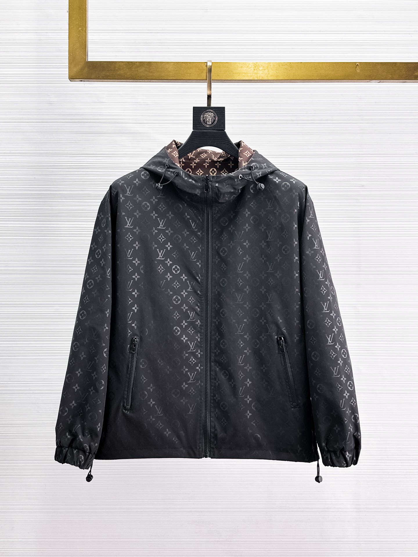 NO:869251,Same style as LV official website, complete with three labels, on sale in advance. 2026ss spring new men's reversible jacket, reversible original single with three labels, high-end version. Custom-made fabrics at the counter. Highly breathable and comfortable, impeccable details, brand element design concept, reflecting high quality. Delicate and soft feel. Casual tailoring, excellent upper body shape. Size M~3XL, maximum wear 195 catties,, louis vuitton, jackets & coats, jackets & coats,19860909LV官网同款,三标齐全,提前发售 2026ss开春新款男士双面穿夹克外套,双面穿原单三标齐全高端版本 专柜定制面料 透气舒适度高,细节无可挑剔,品牌元素设计理念,体现高品质.手感细腻柔软 呈现休闲裁剪,上身版型超赞 码数M～3XL,最大穿195斤,,louis vuitton,jackets & coats,jackets & coats,,Men's clothing