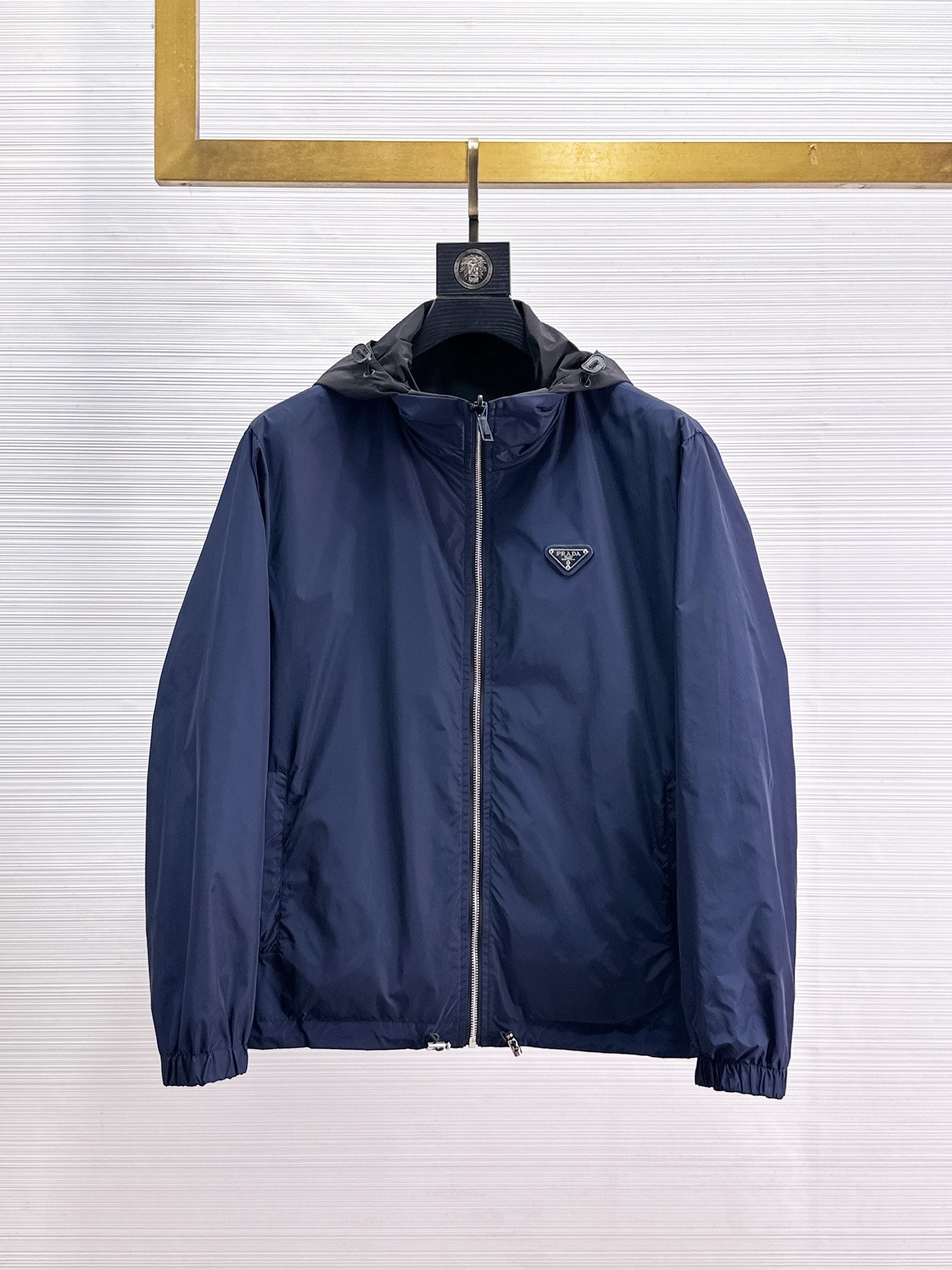 NO:869255,The same model from Prada official website, complete with three labels, sold in advance. 2026ss new spring men's reversible jacket, reversible original single with three labels, high-end version. Custom-made fabrics at the counter. Highly breathable and comfortable, impeccable details, brand element design concept, reflecting high quality. Delicate and soft hand feel. Casual tailoring, excellent upper body shape. Size M~3XL, maximum wear 195 catties,, prada, jackets & coats, jackets & coats,19860909普拉达官网同款,三标齐全,提前发售 2026ss开春新款男士双面穿夹克外套,双面穿原单三标齐全高端版本 专柜定制面料 透气舒适度高,细节无可挑剔,品牌元素设计理念,体现高品质.手感细腻柔软 呈现休闲裁剪,上身版型超赞 码数M～3XL,最大穿195斤,,prada,jackets & coats,jackets & coats,,Men's clothing