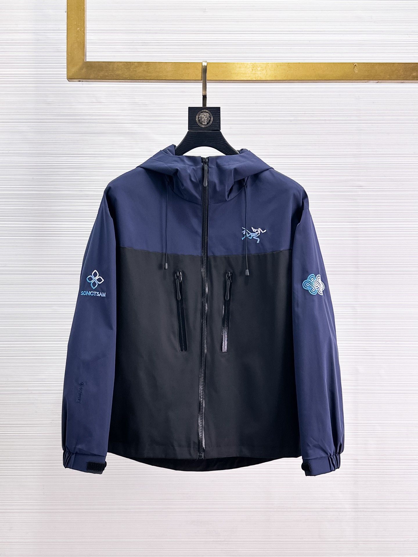 NO:869265,Same style as Arc'teryx official website, complete with three labels, sold in advance. 2026ss new spring men's jacket, reversible original single with three labels, high-end version. Custom-made fabrics at the counter. Highly breathable and comfortable, impeccable details, brand element design concept, reflecting high quality. Delicate and soft feel. Casual tailoring, excellent upper body shape. Size M~3XL, maximum wear 195 pounds, arc'teryx, jackets & coats, jackets & coats,19860909始祖鸟官网同款,三标齐全,提前发售 2026ss开春新款男士夹克外套,双面穿原单三标齐全高端版本 专柜定制面料 透气舒适度高,细节无可挑剔,品牌元素设计理念,体现高品质.手感细腻柔软 呈现休闲裁剪,上身版型超赞 码数M～3XL,最大穿195斤,arc'teryx,jackets & coats,jackets & coats,,Men's clothing