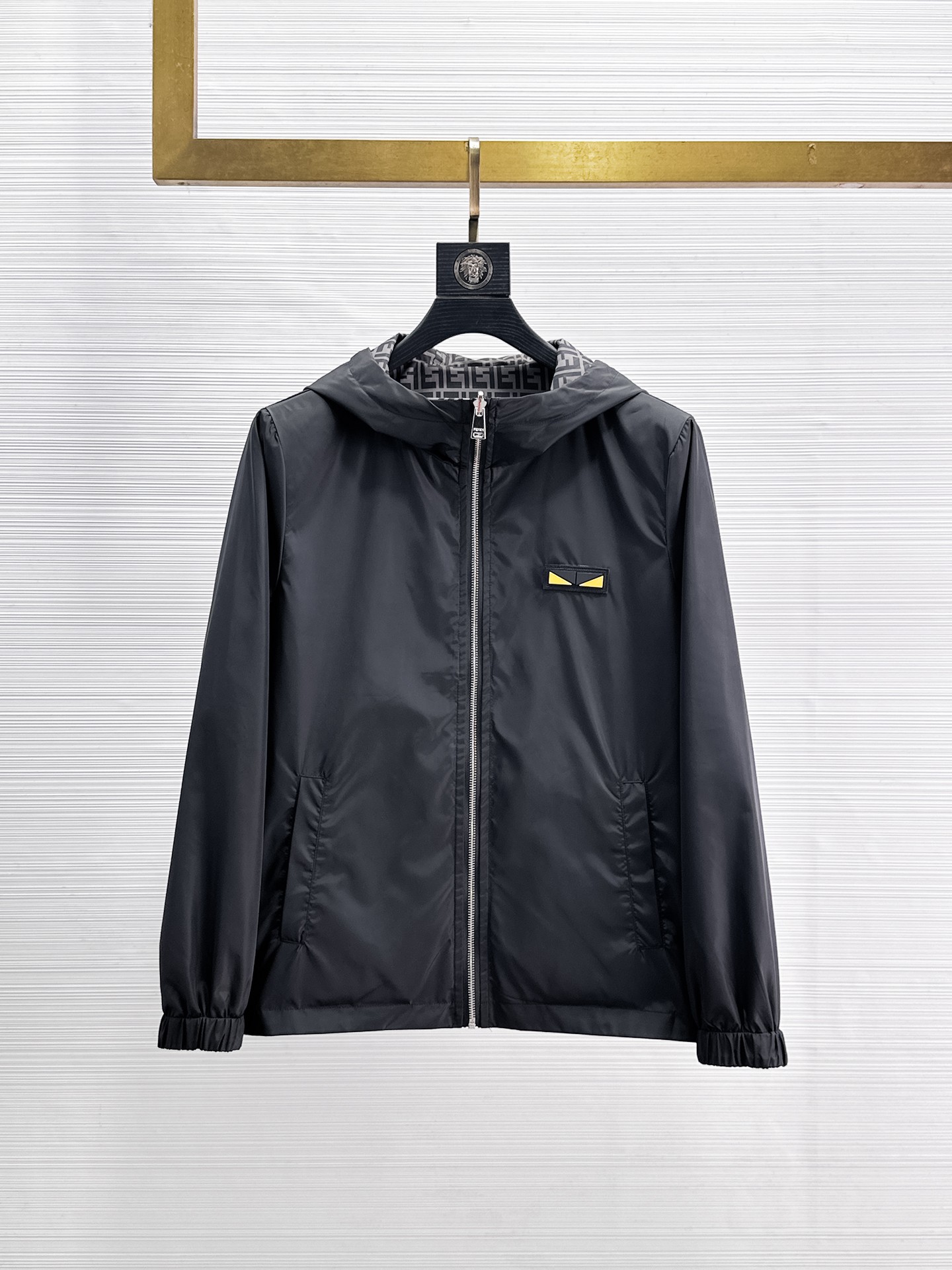 NO:869220,Same style on Fendi official website, complete with three labels, on sale in advance. 2026ss spring new men's reversible jacket, reversible original single with three labels, high-end version. Custom-made fabrics at the counter. Highly breathable and comfortable, impeccable details, brand element design concept, reflecting high quality. Delicate and soft feel. Casual tailoring, excellent upper body size. Size M~3XL, maximum wear 195 catties,,fendi,jackets & coats,jackets & coats,19860909芬迪官网同款,三标齐全,提前发售 2026ss开春新款男士双面穿夹克外套,双面穿原单三标齐全高端版本 专柜定制面料 透气舒适度高,细节无可挑剔,品牌元素设计理念,体现高品质.手感细腻柔软 呈现休闲裁剪,上身版型超赞 码数M～3XL,最大穿195斤,,fendi,jackets & coats,jackets & coats,,Men's clothing