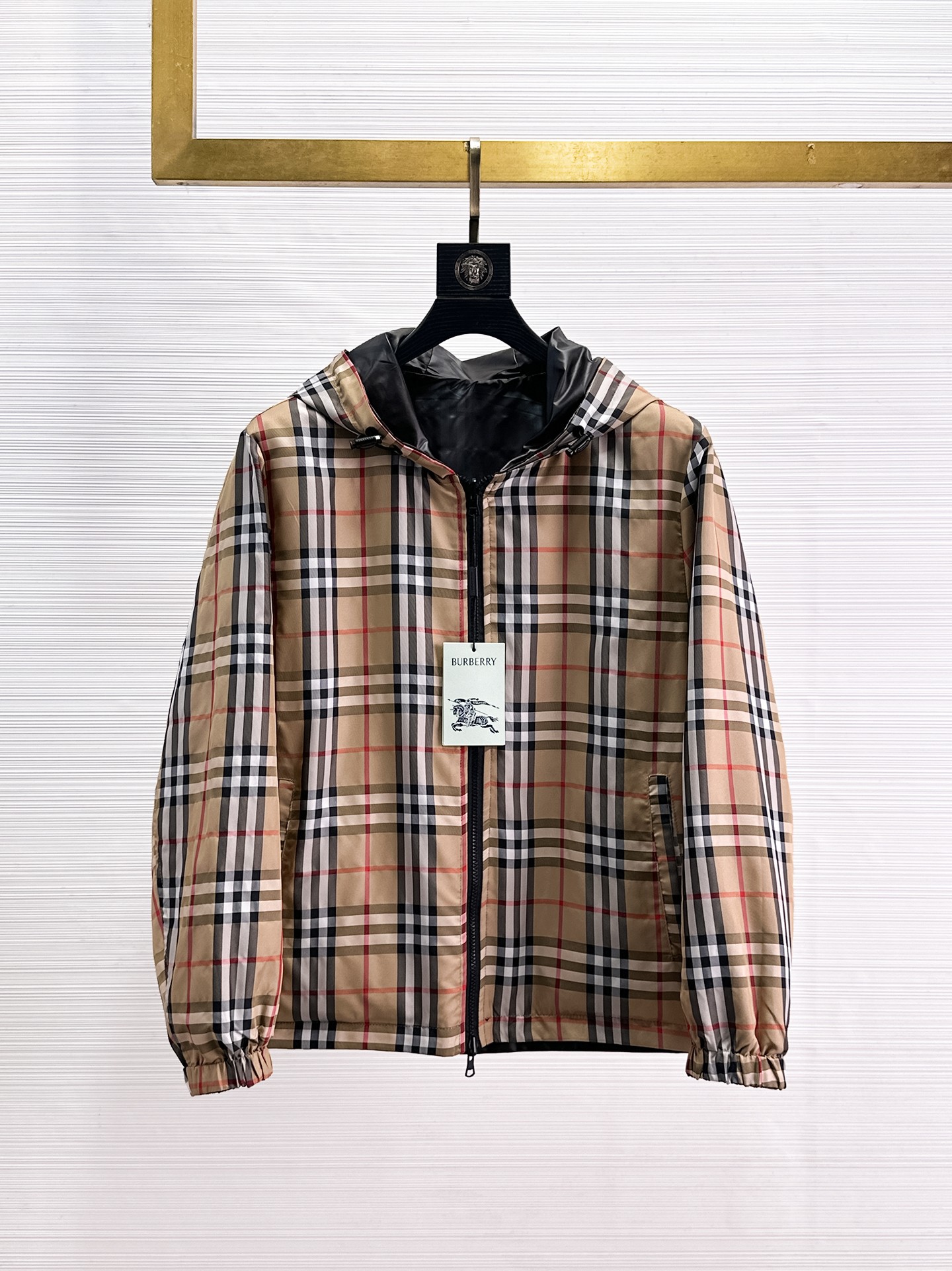 NO:869226,The same model on Burberry's official website, complete with three labels, on sale in advance. 2026ss spring new men's reversible jacket, reversible original single with three labels, high-end version. Custom-made fabrics at the counter. Highly breathable and comfortable, impeccable details, brand element design concept, reflecting high quality. Delicate and soft feel. Casual tailoring, excellent upper body size. M～3XL, maximum wear 195 catties,,burberry,jackets & coats,jackets & coats,19860909巴宝莉官网同款,三标齐全,提前发售 2026ss开春新款男士双面穿夹克外套,双面穿原单三标齐全高端版本 专柜定制面料 透气舒适度高,细节无可挑剔,品牌元素设计理念,体现高品质.手感细腻柔软 呈现休闲裁剪,上身版型超赞 码数M～3XL,最大穿195斤,,burberry,jackets & coats,jackets & coats,,Men's clothing