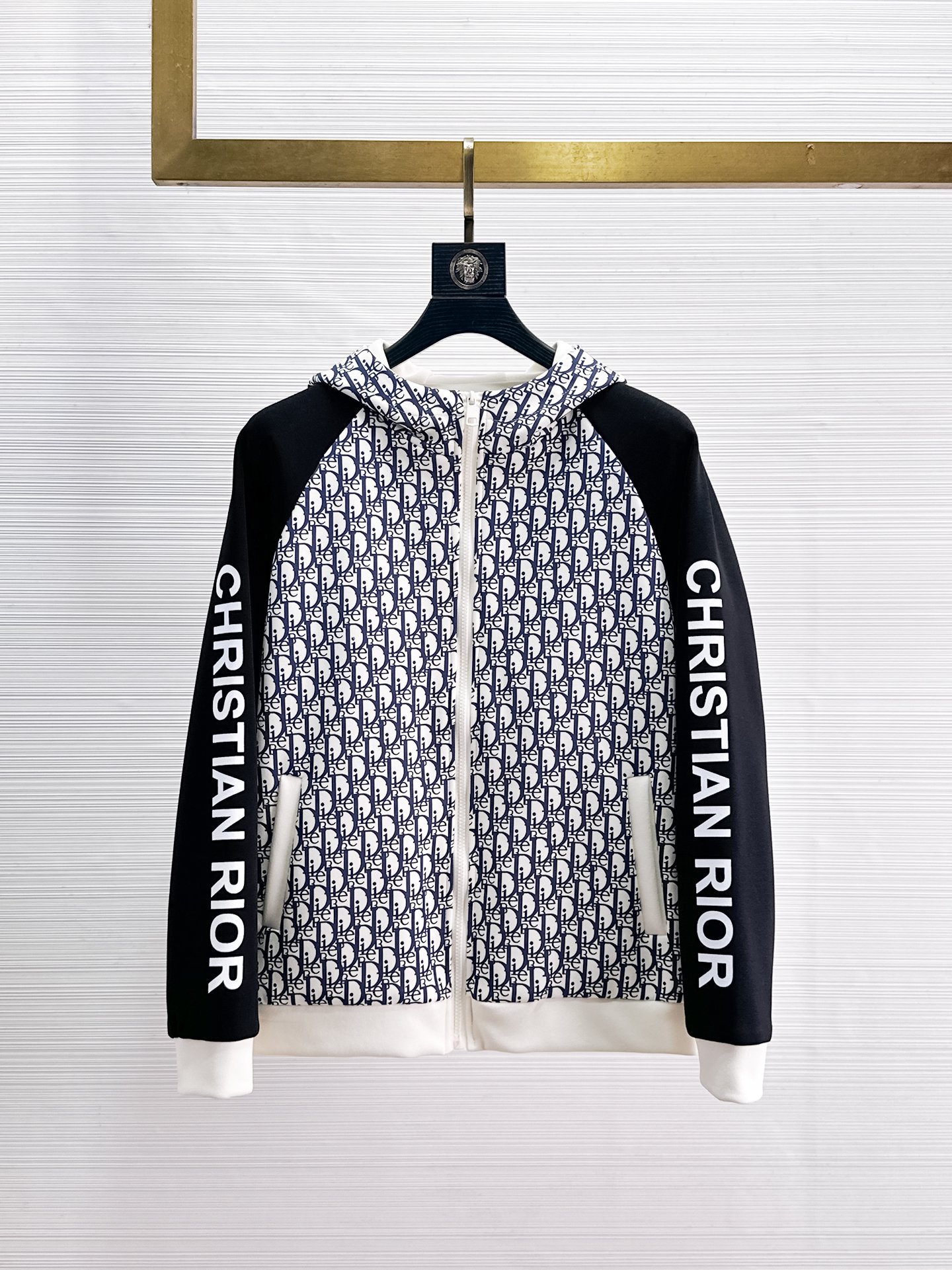 NO:869233,Dior official website, same style, complete with three labels, sold in advance. 2026ss new spring men's jacket, reversible original single with three labels, high-end version. Custom-made fabrics at the counter. High breathability and comfort, impeccable details, brand element design concept, reflecting high quality. Delicate and soft feel. Casual tailoring, excellent upper body size. Size M~3XL, maximum wear 195 catties,, dior, jackets & coats, jackets & coats,19860909迪奥官网同款,三标齐全,提前发售 2026ss开春新款男士夹克外套,双面穿原单三标齐全高端版本 专柜定制面料 透气舒适度高,细节无可挑剔,品牌元素设计理念,体现高品质.手感细腻柔软 呈现休闲裁剪,上身版型超赞 码数M～3XL,最大穿195斤,,dior,jackets & coats,jackets & coats,,Men's clothing