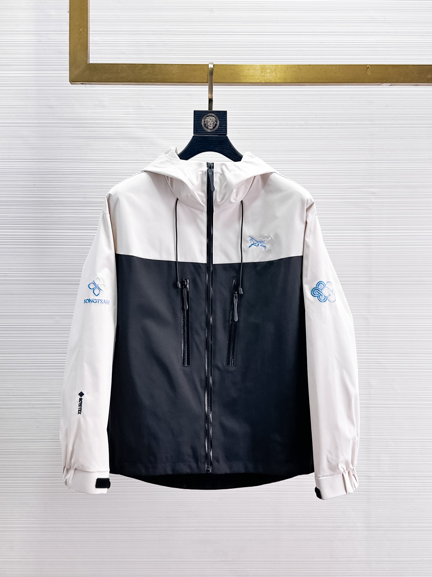 NO:869239,Same style as Arc'teryx official website, complete with three labels, sold in advance. 2026ss new spring men's jacket, reversible original single with three labels, high-end version. Custom-made fabrics at the counter. Highly breathable and comfortable, impeccable details, brand element design concept, reflecting high quality. Delicate and soft feel. Casual tailoring, excellent upper body shape. Size M~3XL, maximum wear 195 pounds, arc'teryx, jackets & coats, jackets & coats,19860909始祖鸟官网同款,三标齐全,提前发售 2026ss开春新款男士夹克外套,双面穿原单三标齐全高端版本 专柜定制面料 透气舒适度高,细节无可挑剔,品牌元素设计理念,体现高品质.手感细腻柔软 呈现休闲裁剪,上身版型超赞 码数M～3XL,最大穿195斤,arc'teryx,jackets & coats,jackets & coats,,Men's clothing