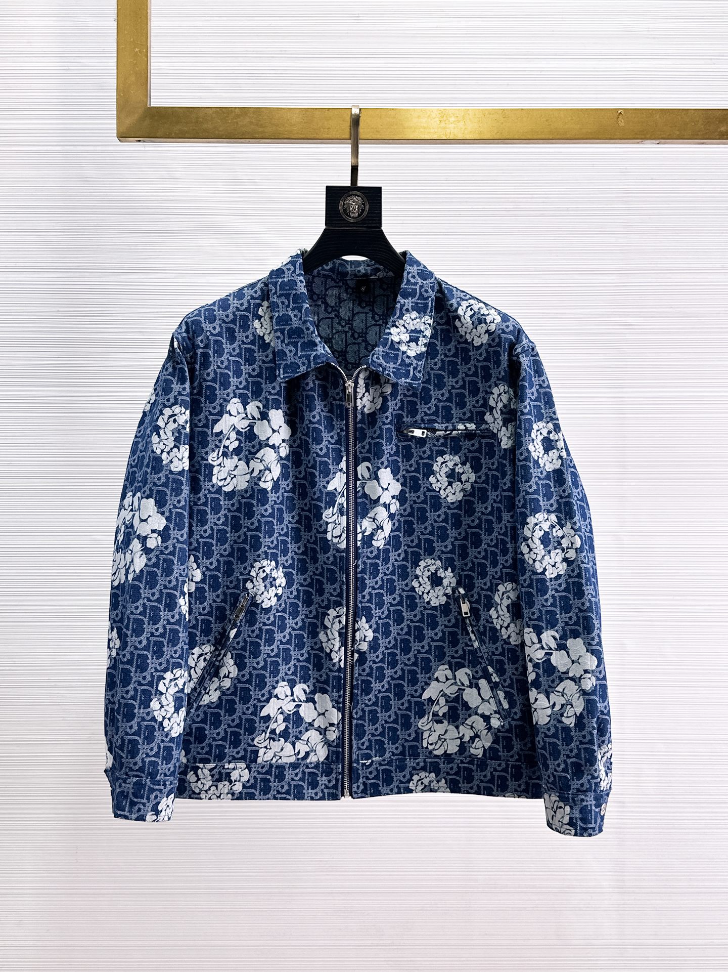 NO:869243,Dior official website same style, complete with three labels, sold in advance 2026ss new spring men's cowboy jacket, reversible original single with three labels, high-end version. Custom-made fabrics at the counter. Highly breathable and comfortable, impeccable details, brand element design concept, reflecting high quality. Delicate and soft hand feel. Casual tailoring, excellent upper body size M~3XL, maximum wear 195 catties,, dior, jackets & coats, jackets & coats,19860909迪奥官网同款,三标齐全,提前发售 2026ss开春新款男士牛子夹克外套,双面穿原单三标齐全高端版本 专柜定制面料 透气舒适度高,细节无可挑剔,品牌元素设计理念,体现高品质.手感细腻柔软 呈现休闲裁剪,上身版型超赞 码数M～3XL,最大穿195斤,,dior,jackets & coats,jackets & coats,,Men's clothing
