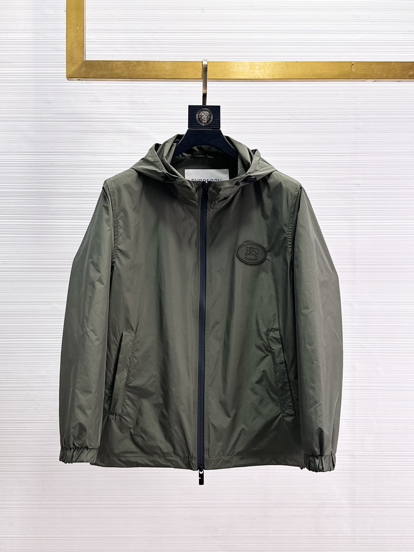 NO:869248,The same model on Burberry's official website, complete with three labels, on sale in advance. 2026ss new spring men's jacket, reversible original single with three labels, high-end version. Custom-made fabrics at the counter. Highly breathable and comfortable, impeccable details, brand element design concept, reflecting high quality. Delicate and soft feel. Casual tailoring, excellent upper body shape. Size M~3XL, maximum wear 195 pounds,,burberry,jackets & coats,jackets & coats,19860909巴宝莉官网同款,三标齐全,提前发售 2026ss开春新款男士夹克外套,双面穿原单三标齐全高端版本 专柜定制面料 透气舒适度高,细节无可挑剔,品牌元素设计理念,体现高品质.手感细腻柔软 呈现休闲裁剪,上身版型超赞 码数M～3XL,最大穿195斤,,burberry,jackets & coats,jackets & coats,,Men's clothing