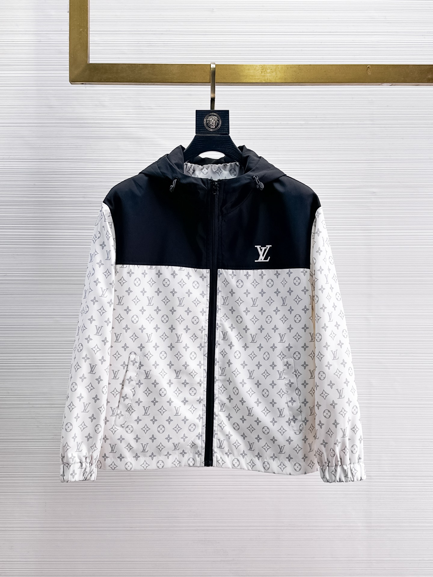 NO:869250,Same style as LV official website, complete with three labels, sold in advance. 2026ss new spring men's jacket, double-sided original single with three labels, high-end version. Custom-made fabrics at the counter. Highly breathable and comfortable, impeccable details, brand element design concept, reflecting high quality. Delicate and soft feel. Casual tailoring, excellent upper body size. Size M～3XL, maximum wearing capacity is 195 pounds. Louis vuitton, jackets & coats,jackets & coats,19860909LV官网同款,三标齐全,提前发售 2026ss开春新款男士夹克外套,双面穿原单三标齐全高端版本 专柜定制面料 透气舒适度高,细节无可挑剔,品牌元素设计理念,体现高品质.手感细腻柔软 呈现休闲裁剪,上身版型超赞 码数M～3XL,最大穿195斤,,louis vuitton,jackets & coats,jackets & coats,,Men's clothing