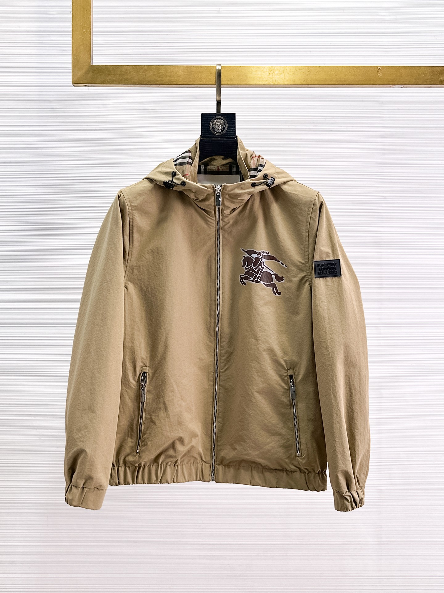 NO:869256,The same model on Burberry's official website, complete with three labels, on sale in advance. 2026ss new spring men's jacket, reversible original single with three labels, high-end version. Custom-made fabrics at the counter. Highly breathable and comfortable, impeccable details, brand element design concept, reflecting high quality. Delicate and soft feel. Casual tailoring, excellent upper body shape. Size M~3XL, maximum wear 195 pounds,,burberry,jackets & coats,jackets & coats,19860909巴宝莉官网同款,三标齐全,提前发售 2026ss开春新款男士夹克外套,双面穿原单三标齐全高端版本 专柜定制面料 透气舒适度高,细节无可挑剔,品牌元素设计理念,体现高品质.手感细腻柔软 呈现休闲裁剪,上身版型超赞 码数M～3XL,最大穿195斤,,burberry,jackets & coats,jackets & coats,,Men's clothing