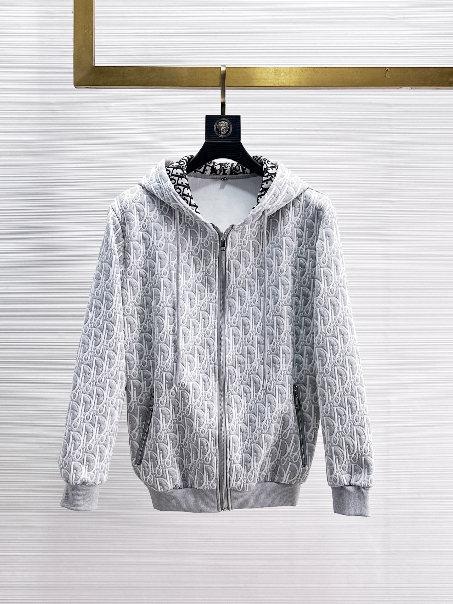 NO:869266,The same style as Dior's official website, complete with three labels, on sale in advance. 2026ss new spring men's jacket, reversible original single with three labels, high-end version. Custom-made fabrics at the counter. Highly breathable and comfortable, impeccable details, brand element design concept, reflecting high quality. Delicate and soft feel. Casual tailoring, excellent upper body size. Size M~3XL, maximum wearing capacity is 195 catties., dior, jackets & coats, jackets & coats,19860909迪奥 官网同款,三标齐全,提前发售 2026ss开春新款男士夹克外套,双面穿原单三标齐全高端版本 专柜定制面料 透气舒适度高,细节无可挑剔,品牌元素设计理念,体现高品质.手感细腻柔软 呈现休闲裁剪,上身版型超赞 码数M～3XL,最大穿195斤,,dior,jackets & coats,jackets & coats,,Men's clothing