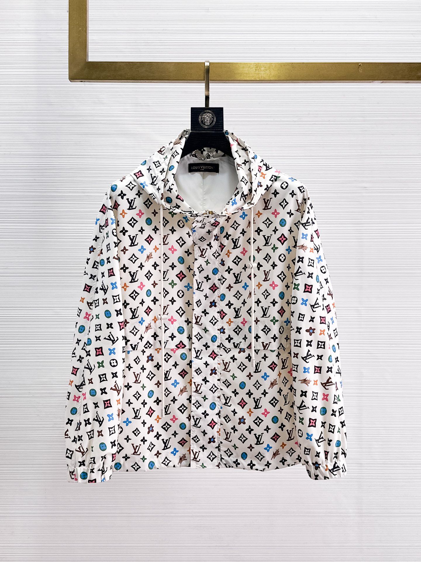 NO:869221,Same style as LV official website, complete with three labels, sold in advance. 2026ss new spring men's jacket, double-sided original single with three labels, high-end version. Custom-made fabrics at the counter. Highly breathable and comfortable, impeccable details, brand element design concept, reflecting high quality. Delicate and soft feel. Casual tailoring, excellent upper body size. Size M～3XL, maximum wearing capacity is 195 pounds. Louis vuitton, jackets & coats,jackets & coats,19860909LV官网同款,三标齐全,提前发售 2026ss开春新款男士夹克外套,双面穿原单三标齐全高端版本 专柜定制面料 透气舒适度高,细节无可挑剔,品牌元素设计理念,体现高品质.手感细腻柔软 呈现休闲裁剪,上身版型超赞 码数M～3XL,最大穿195斤,,louis vuitton,jackets & coats,jackets & coats,,Men's clothing