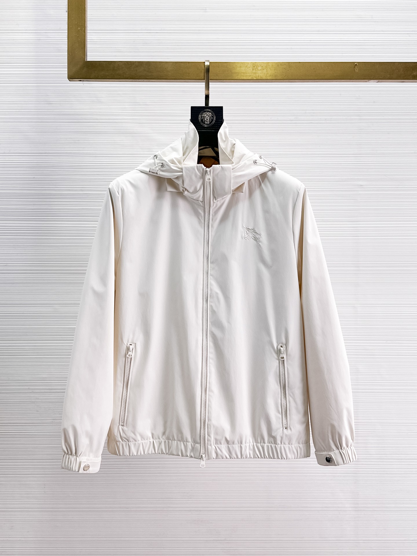 NO:869227,The same model on Burberry's official website, complete with three labels, on sale in advance. 2026ss new spring men's jacket, reversible original single with three labels, high-end version. Custom-made fabrics at the counter. Highly breathable and comfortable, impeccable details, brand element design concept, reflecting high quality. Delicate and soft feel. Casual tailoring, excellent upper body shape. Size M~3XL, maximum wear 195 pounds,,burberry,jackets & coats,jackets & coats,19860909巴宝莉官网同款,三标齐全,提前发售 2026ss开春新款男士夹克外套,双面穿原单三标齐全高端版本 专柜定制面料 透气舒适度高,细节无可挑剔,品牌元素设计理念,体现高品质.手感细腻柔软 呈现休闲裁剪,上身版型超赞 码数M～3XL,最大穿195斤,,burberry,jackets & coats,jackets & coats,,Men's clothing
