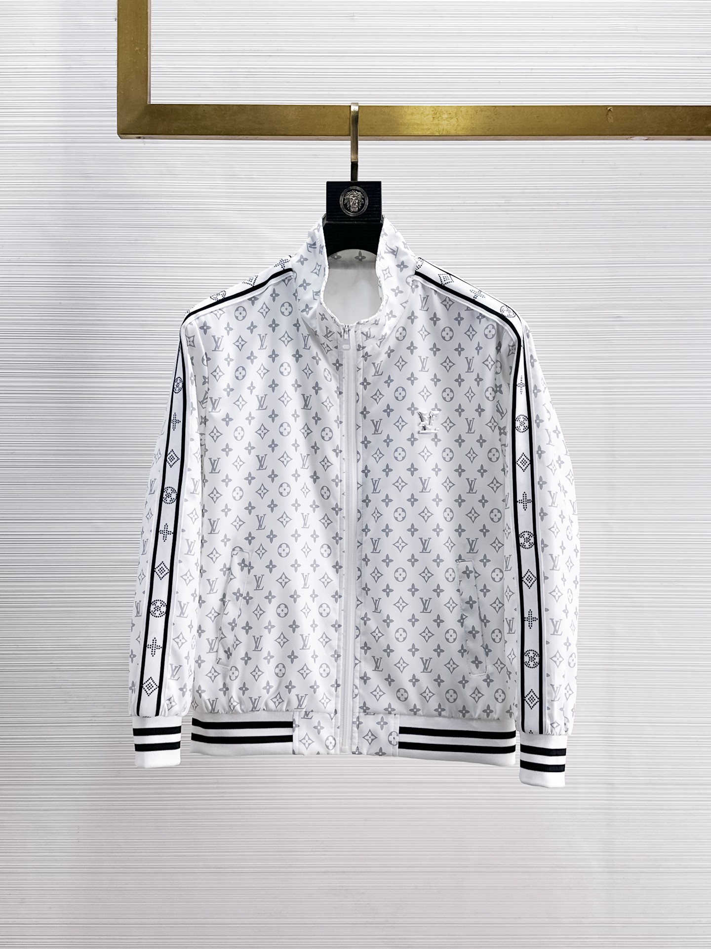 NO:869232,Same style as LV official website, complete with three labels, sold in advance. 2026ss new spring men's jacket, double-sided original single with three labels, high-end version. Custom-made fabrics at the counter. Highly breathable and comfortable, impeccable details, brand element design concept, reflecting high quality. Delicate and soft feel. Casual tailoring, excellent upper body size. Size M～3XL, maximum wearing capacity is 195 pounds. Louis vuitton, jackets & coats,jackets & coats,19860909LV官网同款,三标齐全,提前发售 2026ss开春新款男士夹克外套,双面穿原单三标齐全高端版本 专柜定制面料 透气舒适度高,细节无可挑剔,品牌元素设计理念,体现高品质.手感细腻柔软 呈现休闲裁剪,上身版型超赞 码数M～3XL,最大穿195斤,,louis vuitton,jackets & coats,jackets & coats,,Men's clothing