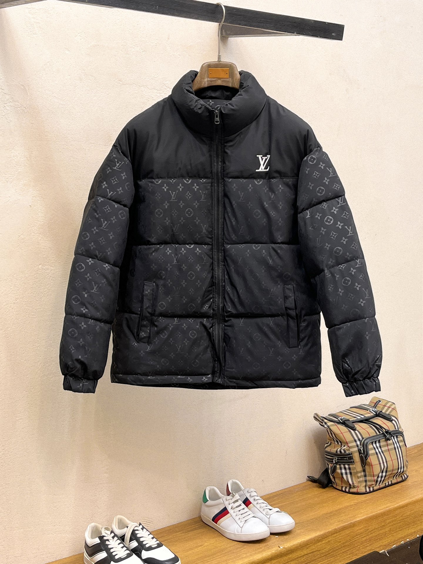 NO:646182,LV three-standard complete 2025ss winter new down jacket, the new product on the show is in perfect condition, comfortable and warm, the color is full and attractive, the design is very outstanding, it can easily enhance the fashion sense, the workmanship is extremely sophisticated and rigorous, and the wiring is neat and meticulous!  A masterpiece from a famous designer!  The upper body does not look bloated and is super handsome!  Available sizes M ~  A masterpiece from a famous designer!  The upper body does not look bloated and is super handsome!  Available sizes M ~ XXXL,,louis vuitton,loro pianaarc'teryx,jackets & coats,down jacket,alexander wang19860909LV 三标齐全 2025ss冬季新款羽绒棉服外套,秀场新品品相非常完美,舒适保暖,色泽饱满诱人,非常出彩的设计,轻松将时髦感进阶,做工极为考究严谨,走线工整细致！大牌设计师巨作！上身不显臃肿、超级帅气！现货码数M ～ XXXL 始祖鸟 三标齐全 2025ss冬季新款羽绒棉服外套,秀场新品品相非常完美,舒适保暖,色泽饱满诱人,非常出彩的设计,轻松将时髦感进阶,做工极为考究严谨,走线工整细致！大牌设计师巨作！上身不显臃肿、超级帅气！现货码数M ～ XXXL,,louis vuitton,loro pianaarc'teryx,jackets & coats,down jacket,alexander wang,Men's clothing