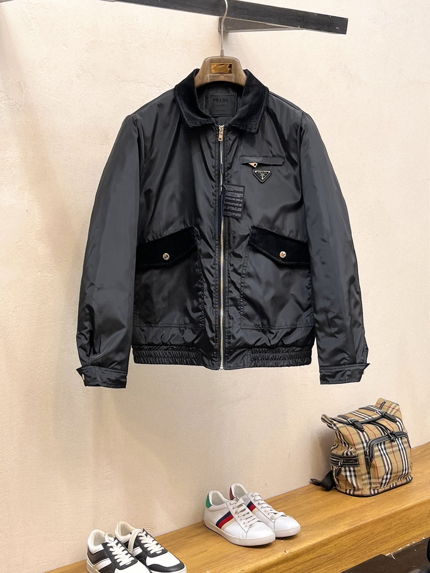 NO:646194,Prada's new 2025ss winter down jacket with all three standards is in perfect condition. It's comfortable and warm, and the color is full and attractive. The design is very outstanding, and it can easily enhance the sense of fashion. The workmanship is extremely sophisticated and rigorous, and the wiring is neat and meticulous!  A masterpiece from a famous designer!  The upper body does not look bloated and is super handsome!  Available sizes M ~  A masterpiece from a famous designer!  The upper body does not look bloated and is super handsome!  Available sizes M ~ XXXL,, loro piana, pradaarc'teryx, jackets & coats, down jacket, alexander wang19860909普拉达 三标齐全 2025ss冬季新款羽绒棉服外套,秀场新品品相非常完美,舒适保暖,色泽饱满诱人,非常出彩的设计,轻松将时髦感进阶,做工极为考究严谨,走线工整细致！大牌设计师巨作！上身不显臃肿、超级帅气！现货码数M ～ XXXL 始祖鸟 三标齐全 2025ss冬季新款羽绒棉服外套,秀场新品品相非常完美,舒适保暖,色泽饱满诱人,非常出彩的设计,轻松将时髦感进阶,做工极为考究严谨,走线工整细致！大牌设计师巨作！上身不显臃肿、超级帅气！现货码数M ～ XXXL,,loro piana,pradaarc'teryx,jackets & coats,down jacket,alexander wang,Men's clothing