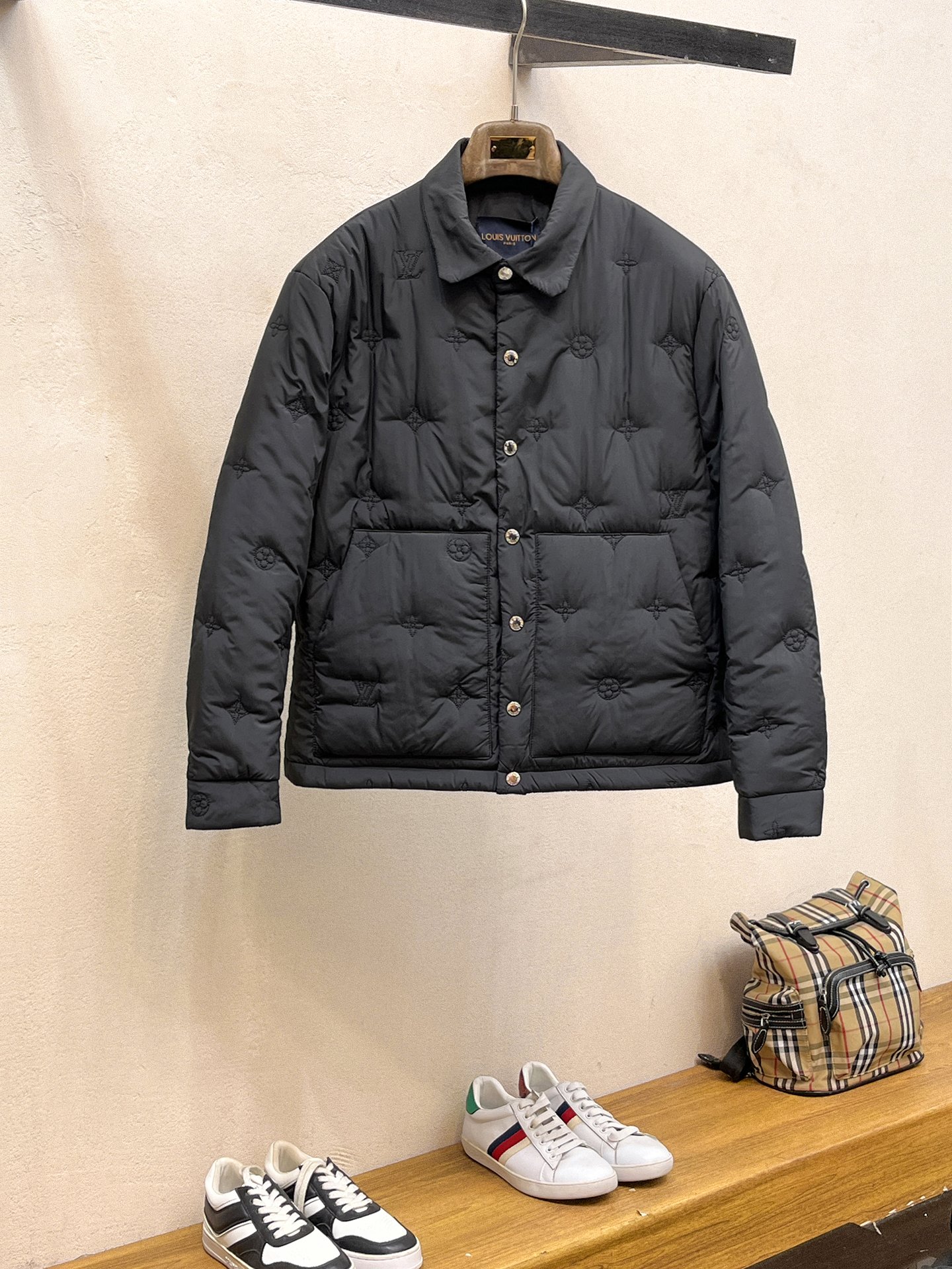 NO:646198,LV three-standard complete 2025ss winter new down jacket, the new product on the show is in perfect condition, comfortable and warm, the color is full and attractive, the design is very outstanding, it can easily enhance the fashion sense, the workmanship is extremely sophisticated and rigorous, and the wiring is neat and meticulous!  A masterpiece from a famous designer!  The upper body does not look bloated and is super handsome!  Available sizes M ~  A masterpiece from a famous designer!  The upper body does not look bloated and is super handsome!  Available sizes M ~ XXXL,,louis vuitton,loro pianaarc'teryx,jackets & coats,down jacket,alexander wang19860909LV 三标齐全 2025ss冬季新款羽绒棉服外套,秀场新品品相非常完美,舒适保暖,色泽饱满诱人,非常出彩的设计,轻松将时髦感进阶,做工极为考究严谨,走线工整细致！大牌设计师巨作！上身不显臃肿、超级帅气！现货码数M ～ XXXL 始祖鸟 三标齐全 2025ss冬季新款羽绒棉服外套,秀场新品品相非常完美,舒适保暖,色泽饱满诱人,非常出彩的设计,轻松将时髦感进阶,做工极为考究严谨,走线工整细致！大牌设计师巨作！上身不显臃肿、超级帅气！现货码数M ～ XXXL,,louis vuitton,loro pianaarc'teryx,jackets & coats,down jacket,alexander wang,Men's clothing