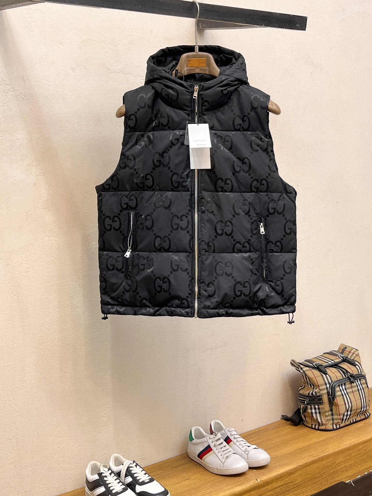 NO:646186,*Quality Grade* GUCCI｜Gucci Cabinet-level classic down vest Description This short Parker down is made of longue Saion fabric. The garment is full of functional details to ensure warmth and care. The entire down is very particular about the craftsmanship and the workmanship is extremely complex. It has zipper pockets, adjustable cuffs and snap-button zipper flap placket. The sleeves are embellished with trademarks. It adds a unique touch to the overall shape and significantly improves the protective performance. Material technology analysis 1 The original version creates a high-end and exclusive model of 290 duck down, which is the most down-filled on the market, and there are a series of misunderstandings such as false goose down. 3 Fabric: nylon; lining: nylon, one of the best on the market, everything is customized according to the original version. 4 The original processing factory produces electroplated hardware, all original factory customization, non-market various replicas 5. Produced by a same factory, the quality has always been unambiguous. Everyone knows about the craftsmanship, QA and QC quality inspection of the workers when shipping from large factories. It is not comparable to small factories in the market. GUCCI down jackets, do not brag, there is currently almost no one that can do better than us! Make an original product with care, so that every customer has the confidence to introduce to his customers that this is the top replica version in China. A good product does not need too many soft articles to set it off, only junk products will brag about the original ZP and use thousands of words to impress consumers! Size M-3XL Color black,,gucci,gucci,down jacket,alexander wang19860909*品质级* GUCCI｜古驰 柜柜级经典羽绒马甲 描述 该款短款派克羽绒采用 longue Saion面料制成,服装满载功能性细节,确保温暖呵护.整件羽绒对工艺走线非常讲究,做工及其复杂,拉链口袋、可调节袖口以及按扣拉链翻盖门襟.衣袖点缀商标.为整体造型增添一抹独特气息的同时防护性能显著提升. 材料工艺解析 1原版打造高级感独家款 290普鸭绒,市面充绒最满,绝不吹虚鹅绒等一系列的错误理解 3 面料: 锦纶; 里料: 锦纶 ,市面最顶级没有之一,一切遵照原版定制. 4原代加工厂出品电镀五金,全部原厂定制,非市场各类复刻版 5某同代工厂出品,在品质方面一直是不去含糊,大厂出货大家都懂工人的工艺、QA与Qc品检 不是市面小厂可比的. GUCCI羽绒服,不吹嘘,目前能比我们做的更好的几乎没有！ 用心做一件原版产品,让每一位客户有底气去给他的客户介绍说这个是国内最顶级复刻版本. 好的产品不需要过多软文去衬托, 只有垃圾产品才会吹嘘原单ZP 用洒洒洋洋几千字来打动消费者！ 尺码M-3XL 颜色黑色,,gucci,gucci,down jacket,alexander wang,Men's clothing