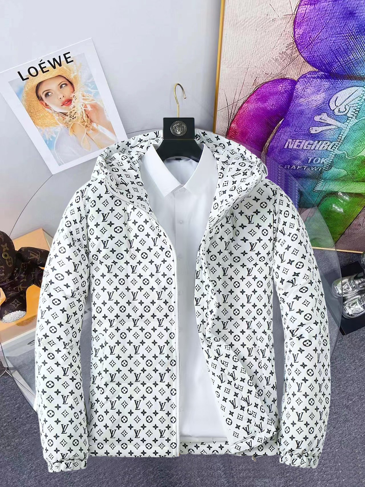 NO:648239,LV has three complete standards, 2025ss winter new product, fashionable top down jacket, filled with imported down, the highest quality on the market, imported fabrics, the highest lining standards, never running down, accessories and hardware are all custom-made from the original factory, 10 years of focus on clothing production, ensuring the smoothness of each piece of clothing, the Rolls Royce of down jackets. Sizes M-L-XL-2XL-3XL,, Louis Vuitton, down jacket, Alexander Wang19860909LV 三标齐全 2025ss冬季新品,时尚顶级羽绒服 填充进口羽绒朵,市面最高品质,进口面料,里布最高标准,绝不跑绒,辅料五金全部原厂定做,10年专注服装生产,保证每件衣服的平整性,羽绒服界的劳斯莱斯 尺码M-L-XL-2XL-3XL,,louis vuitton,down jacket,alexander wang,Men's clothing