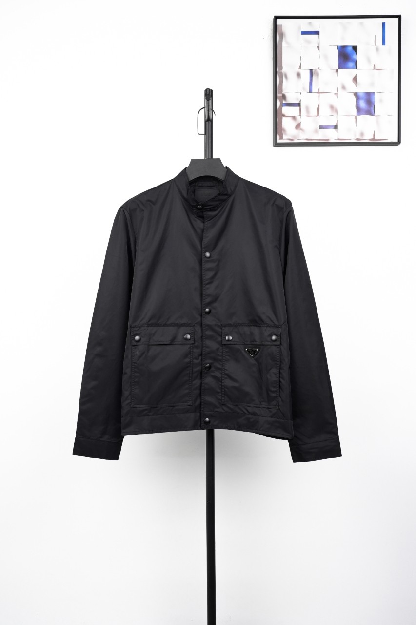 NO:936845,Mainly recommended Prada 25Fw double pocket triangle logo with advantages and good price  The fabric is specially customized high-density regenerated nylon, which is not an ordinary stock on the market. Its density, feel and water-repellent performance are all comparable to the original version, striving to restore the light texture and wear-resistant properties of Re-Nylon material. The weight of the original fabric is precisely controlled between 600-800 grams (depending on the style).  This product also pursues this balance of lightness and stiffness. All hardware (including zippers, buckles, etc.) are sourced from professional hardware suppliers in Dongguan. They are by no means ordinary market currency. The hardware has a smooth texture and is durable. The zipper head has excellent smoothness and reduces the feeling of lag, which is in line with the durability pursued by the original version. Chest  The former iconic enamel-coated triangular metal logo uses the KF mirror triangle logo that is consistent with the original factory (Prada supplier). This logo is produced by a special machine worth tens of millions of yuan, showing a mirror effect and clear fonts, and the detail accuracy far exceeds the market imitations. The original logo also pays attention to texture, and its  The enamel coating has passed the salt spray test and is not easily oxidized after long-term use. The three labels and washed labels are customized according to the original material, and the feel and material are strived to be consistent to ensure the authenticity of the details. The original version uses double-layer stitching in the stitching process, and uses hidden stitches at the splicing to improve durability and beauty. The same style for men and women.  SizeM~3XL,,prada,19860909主推优势好价 Prada 25Fw 双口袋三角标 面料为特殊定制的高密度再生尼龙,并非市场普通现货,其密度、手感与防泼水性能均对标原版,力求还原Re-Nylon材质的轻盈质感与耐磨特性,原版面料重量精密控制在600-800克之间（视款式而定）,本品同样追求这种轻盈与挺括的平衡.所有五金件（包括拉链、扣具等）均源自东莞专业的五金供应商,绝非普通市场通货,五金质感顺滑,经久耐用,拉链头顺滑度优异,减少卡顿感,与原版追求的耐用性一脉相承.胸前标志性的涂珐琅三角形金属徽标,采用的是与原厂（Prada供应商）一致的KF镜面三角标.此徽标由价值千万元的专用机器制作,呈现出镜面效果与清晰字体,细节精度远超市场仿品.原版徽标同样注重质感,其珐琅涂层通过盐雾测试,长期使用不易氧化.三标与洗标均为按原版材质定制,手感与材质均力求一致,确保细节处的正宗感.原版在缝线工艺上采用双层缝线,拼接处使用隐藏式针脚,以提升耐用性和美观性,男女同款 SizeM~3XL,,prada,,Men's clothing