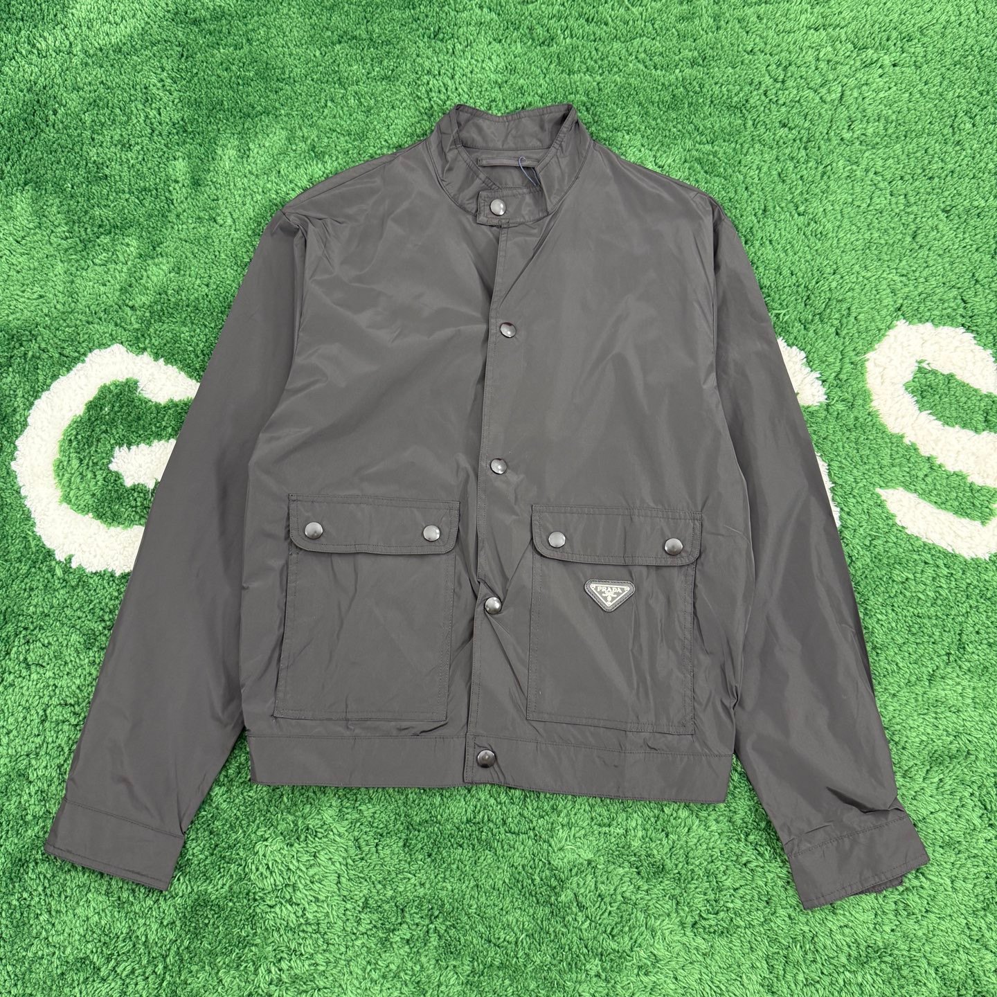 NO:936854,Prada Prada new old money style triangle logo sports zipper custom woven and dyed original fabric ergonomic tailoring same style for men and women size M~3XL,, prada, prada,19860909Prada 普拉达 新款老钱风三角标运动 拉链 定织定染原版面料 人体工学剪裁 男女同款 尺码M~3XL,,prada,prada,,Men's clothing