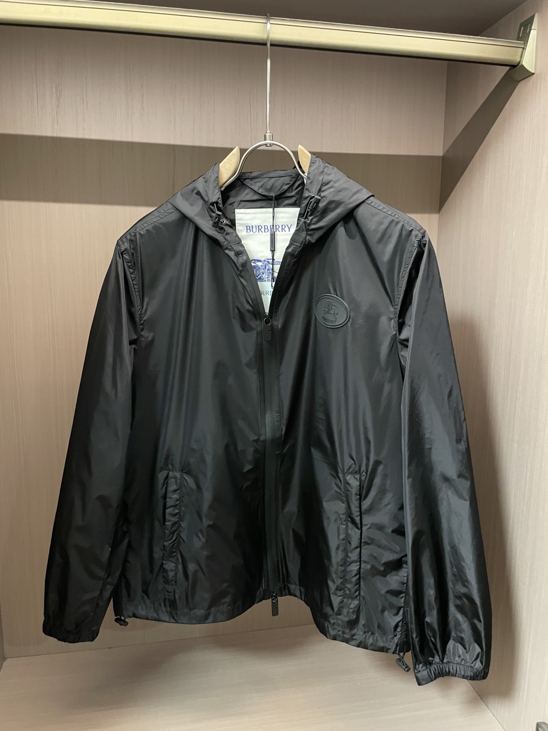 NO:936843,BUR 2026 autumn and winter model, purchased from the original version, made 1:1, the workmanship and style are very good!  A must-have item for high-end people's wardrobe. Sizes: M~3XL, burberry,19860909BUR 2026秋冬款,原版购入,1:1打造 做工版型都很赞！高端人士衣橱必备款 尺码:M~3XL,,burberry,,Men's clothing