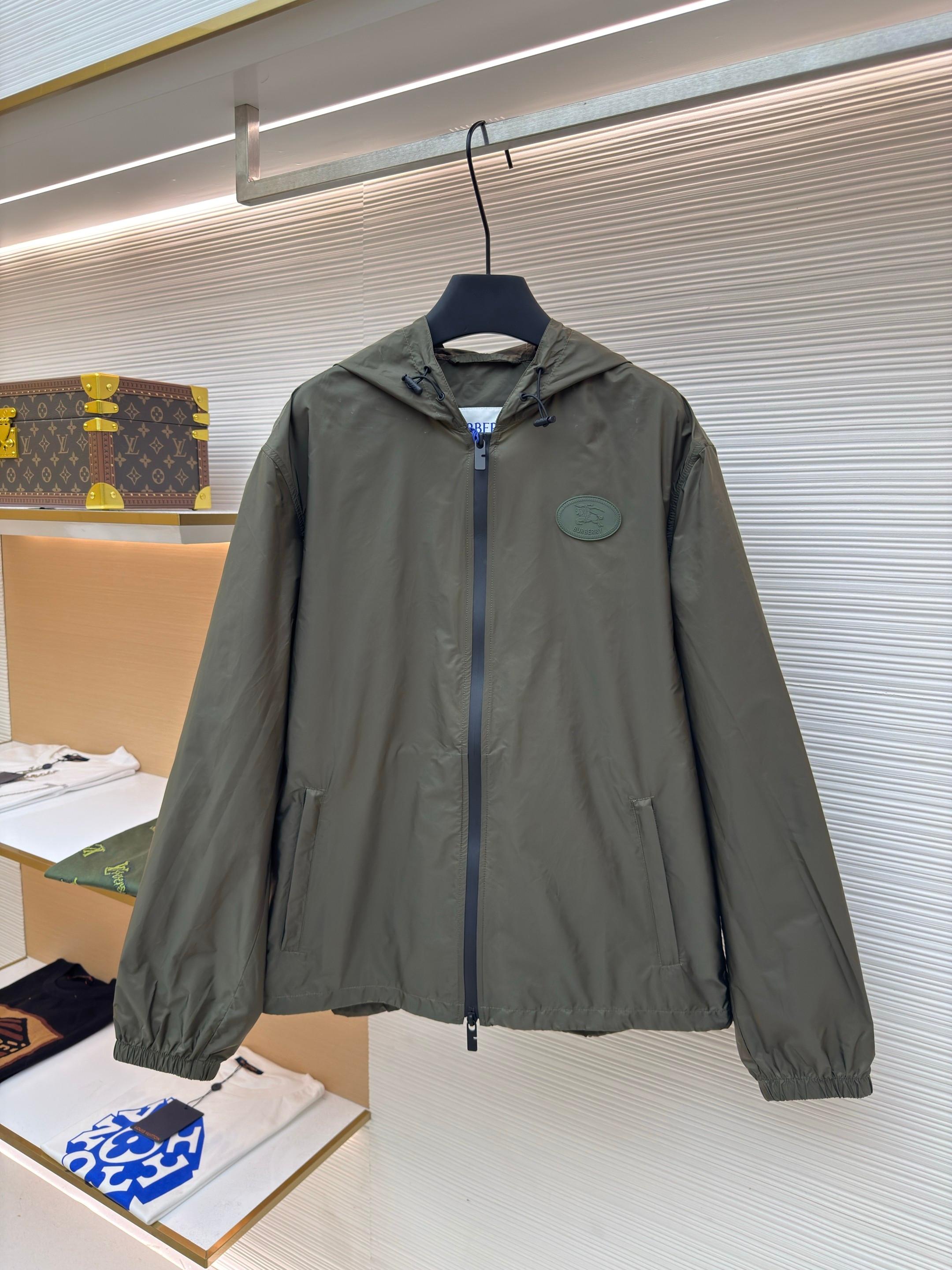 NO:936846,Burberry Knight's Seal Jacket ●Authentic 6283 purchase and development ●Item No. 1680541-B25 ●Fabric nylon fabric ●Process positioning cutting machine production ●Fit-fitting version ●Weight approximately 305 grams ●Size: M~3XL ●Describes the nylon fabric made of polyamide fiber. Its molecular chain structure gives it a strong ability to resist friction and wear. It also has high breaking strength, nodule strength, and good toughness, allowing it to withstand large tensile forces and impact forces without being easily damaged. After special weaving technology and anti-static treatment, the breathability and anti-static properties are significantly improved, greatly improving wear. Experience. Strong three-dimensional sense. During the printing process of glue printing, the glue will form a thick glue layer, making the printed pattern have a three-dimensional effect. It not only enhances the visual effect of the printing, but also makes the hand feel richer and has good durability. After the glue printing is cured, the printed pattern is closely integrated with the fabric and is not easy to fall off. The overall wiring is straight and delicate, the fabric is comfortable and soft, and the color is consistent without color difference. It can be matched with the same style to create a fashionable look, and can be used in various occasions. Customized accessories, complete with three standards, same style for men and women! ,,burberry,jackets & coats,19860909Burberry骑士印章夹克衫 ●正品6283购入开发 ●货号1680541-B25 ●面料尼龙面料 ●工艺定位裁床制作 ●版型合身版型 ●克重约305克 ●尺码:M~3XL ●描述选用聚酰胺纤维打造的尼龙面料.其分子链结构赋予它极强的抵抗摩擦和磨损的能力.同时具有很高的断裂强度和结节强度,韧性好等特点,使其能承受较大的拉力和冲击力不易破损.通过特殊编织工艺和防静电处理之后,透气性和防静电性能得到显著提升,大大改善穿着体验.立体感强胶浆印花在印制过程中,胶浆会形成一层厚厚的胶质层,使得印花图案具有立体感.不仅增强了印花的视觉效果,还使得手感更加丰富.耐久性好.胶浆印花经过固化处理后,印花图案与面料紧密结合,不易脱落.整体走线平直细腻,面料舒适柔软,颜色一致无色差 能与同款搭配营造时尚造型,驾驭各种场合,定制辅料,三标齐全,男女同款！,,burberry,jackets & coats,,Men's clothing