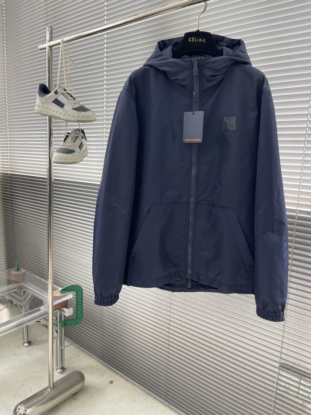 NO:936858,-Donkey Brand 2026 New Jacket This jacket is made of imported waterproof fabric, which is not only wear-resistant and durable, but also has waterproof, windproof and certain breathability properties after special treatment. The hood has a casual feel, and the drawstring can be adjusted to suit windproof needs, which strengthens the trend attributes and is suitable for street and outdoor styles. It is neat and stylish, can optimize the body proportions, and show the tough temperament of men. The iconic imported 1V leather logo on the chest enhances brand recognition and fashion sense.  The double-sided style has dark plaid patterns on one side, concealing a sense of luxury and high-end. The plaid embossing has its own exquisite filter. Under the refraction of light, the dark patterns are looming, like wearing 'low-key luxury' on the body. The other side is a solid color that is high-end and simple, with a sense of relaxation. The other side is a pure solid color, which is clean and neat without being picky!   Code number 48 50 52 54 56Jb16,,louis vuitton,jackets & coats,hats,19860909-驴牌2026新款外套 这款外套采用的是进口防水面料,不仅耐磨耐用,而且经过特殊处理后,能够具备防水、防风以及一定的透气性能. 连帽自带休闲感,可调节抽绳适配防风需求,强化潮流属性,适配街头、户外风格.利落有型,可优化身材比例,展现男士硬朗气质,一面胸前标志性进口1V皮质标识,提升品牌辨识度与时尚感. 双面穿的款式一面格纹暗纹,隐奢高级感,格纹压花自带精致滤镜,光线折射下,暗纹若隐若现,像把“低调的奢华”穿在身上.另一面纯色高级简约,松弛感拿捏另一面是净版纯色,干净利落不挑人！  码数48 50 52 54 56Jb16,,louis vuitton,jackets & coats,hats,,Men's clothing