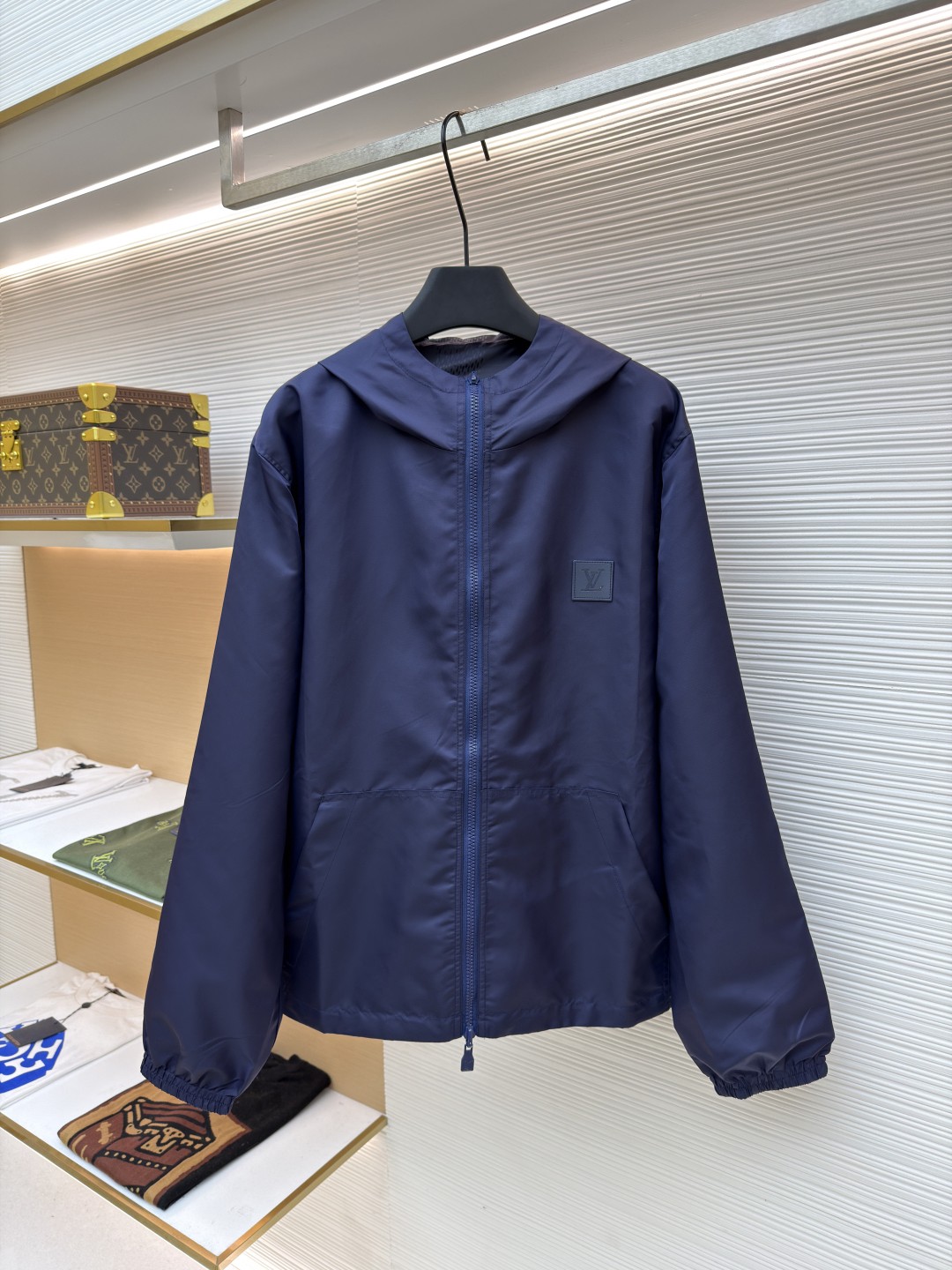 NO:936850,L0UIS VUITT0N double-sided checkerboard jacquard jacket ●Original purchase and development of 24077 ●Item No. 1680995-B50 ●Fabric nylon fabric ●Technical jacquard production ●Versatile fit ●Weight approximately 460 grams ●Size: M~3XL ●Description YB purchased the pattern, using customized nylon fabric, double-sided and wearable full Monogram  Available in patterned and solid colors, with hood, zipper front, elastic cuffs and hem, StaPles custom leather label embellished on the chest, reversible, can be matched with bottoms of the same season to create a fashionable look, to suit various occasions, customized accessories, complete with three labels, same style for men and women!  Double-sided wear, special nylon solid color surface, low-key luxury, loose fit, casual and sports style for daily commuting, lining is silk jacquard fabric, excellent hand feel, highly restored!  ,,jackets & coats,jackets & coats,real silk,hats,19860909L0UIS VUITT0N 双面棋盘格提花夹克外套 ●原版24077购入开发 ●货号1680995-B50 ●面料锦纶面料 ●工艺提花制作 ●版型合身版型 ●克重约460克 ●尺码:M~3XL ●描述YB购入打版,采用定制锦纶面料,双面可穿全幅 Monogram 图案和沉稳素色两式选择,搭配兜帽、拉链前襟、弹力袖口及下摆,StaPles 定制皮标点缀胸前,双面可穿,能与同季下装搭配营造时尚造型,驾驭各种场合,定制辅料,三标齐全,男女同款！双面穿,特质尼龙纯色面,低调奢华,宽松版型,日常通勤休闲运动款,里布为真丝提花面布,手感极佳,高度还原！,,jackets & coats,jackets & coats,real silk,hats,,Men's clothing