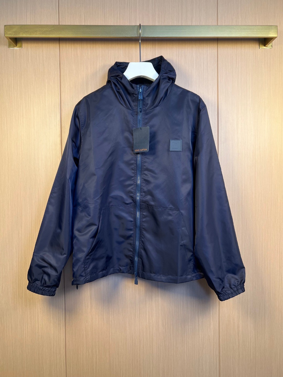 NO:936844,Lois Vitn/Louis 2026 new autumn and summer reversible hooded jacket. Plaid jacquard fabric counter-cut. Leather label design on the chest. The original hardware lettering fabric restores the same style for men and women. Craftsmanship is reversible. Size M~3XL,,louis vuitton,jackets & coats,hats,19860909Lois Vitn/路易 2026秋夏新款双面穿连帽外套 格子提花面料对位裁剪 胸前皮标设计 五金刻字面料原版还原男女同款 工艺双面穿 尺码M~3XL,,louis vuitton,jackets & coats,hats,,Men's clothing