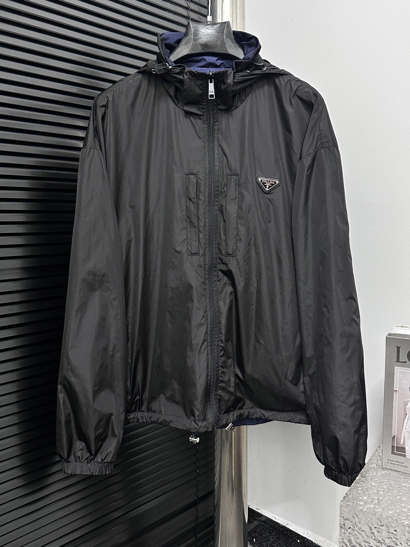 NO:936865,[PRAda] Prada regenerated nylon reversible jacket is made of the brand's iconic regenerated nylon fabric, which has the same performance as traditional nylon and has high strength, tear resistance, abrasion resistance and other properties. It is light in texture and waterproof, suitable for many scenes. It is anti-wrinkle and quick-drying and is easy to care for and maintain on a daily basis. Sizes M~3XL,, prada, prada, jackets & coats,19860909【PRAda】普拉达再生尼龙双面穿夹克 选用品牌标志性的再生尼龙面料,与传统尼龙性能相当,具备高强度,抗撕裂,耐磨损等特性.其质地轻盈,同时又具备防水功能适合多场景需求.抗皱,快干的特点也易于日常打理维护. 尺码M~3XL,,prada,prada,jackets & coats,,Men's clothing