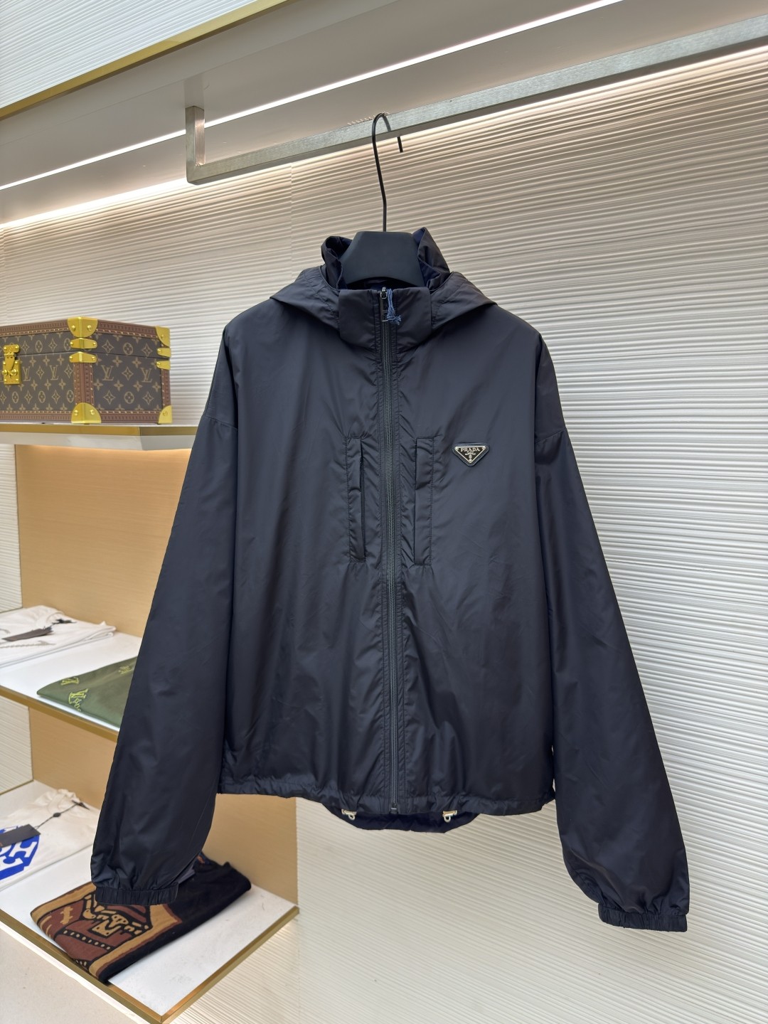 NO:936870,PRADA Regenerated Nylon Reversible Jacket ●Original purchase and development of 12639 ●Item No. 1680789-B60 ●Fabric nylon fabric ●Process positioning cutting machine production ●Fit-fitting version ●Weight approximately 445 grams ●Size M~3XL  ●Description: The brand's iconic regenerated nylon fabric is used, which has the same performance as traditional nylon and has high strength, tear resistance, abrasion resistance and other characteristics. It is light in texture and has waterproof function, suitable for multiple scene needs. It is anti-wrinkle and quick-drying and is easy for daily care and maintenance. Use bias-cut fabric strips to wrap the parts, and the width is controlled at 0  .4CM or so. Align the edges of the two layers of fabric and then fold and sew. The stitches are hidden in the interlayer. Then they are fixed by 'anchoring points'. There are no burrs on both the inner and outer sides, and all seams are completely wrapped, while preventing the bad experience of easy relative sliding during wearing. The overall wiring is straight and delicate, the fabric is comfortable and soft, and the color is consistent without color difference.  It can be matched with the same style to create a fashionable look, and can be used in various occasions. Customized accessories, complete with three standards, same style for men and women!  ,,prada,jackets & coats,19860909PRADA再生尼龙双面穿夹克 ●原版12639购入开发 ●货号1680789-B60 ●面料尼龙面料 ●工艺定位裁床制作 ●版型合身版型 ●克重约445克 ●尺码M~3XL ●描述选用品牌标志性的再生尼龙面料,与传统尼龙性能相当,具备高强度,抗撕裂,耐磨损等特性.其质地轻盈,同时又具备防水功能适合多场景需求.抗皱,快干的特点也易于日常打理维护.用斜裁布条包裹份,宽度控制在0.4CM左右.将两层面料边缘对齐后折叠缝合,缝线隐藏于夹层.再通过“锚定点”固定.形成内外两面均无毛边,所有缝份完全包裹,同时防止穿着中易相对滑动的不良体验.整体走线平直细腻,面料舒适柔软,颜色一致无色差 能与同款搭配营造时尚造型,驾驭各种场合,定制辅料,三标齐全,男女同款！,,prada,jackets & coats,,Men's clothing