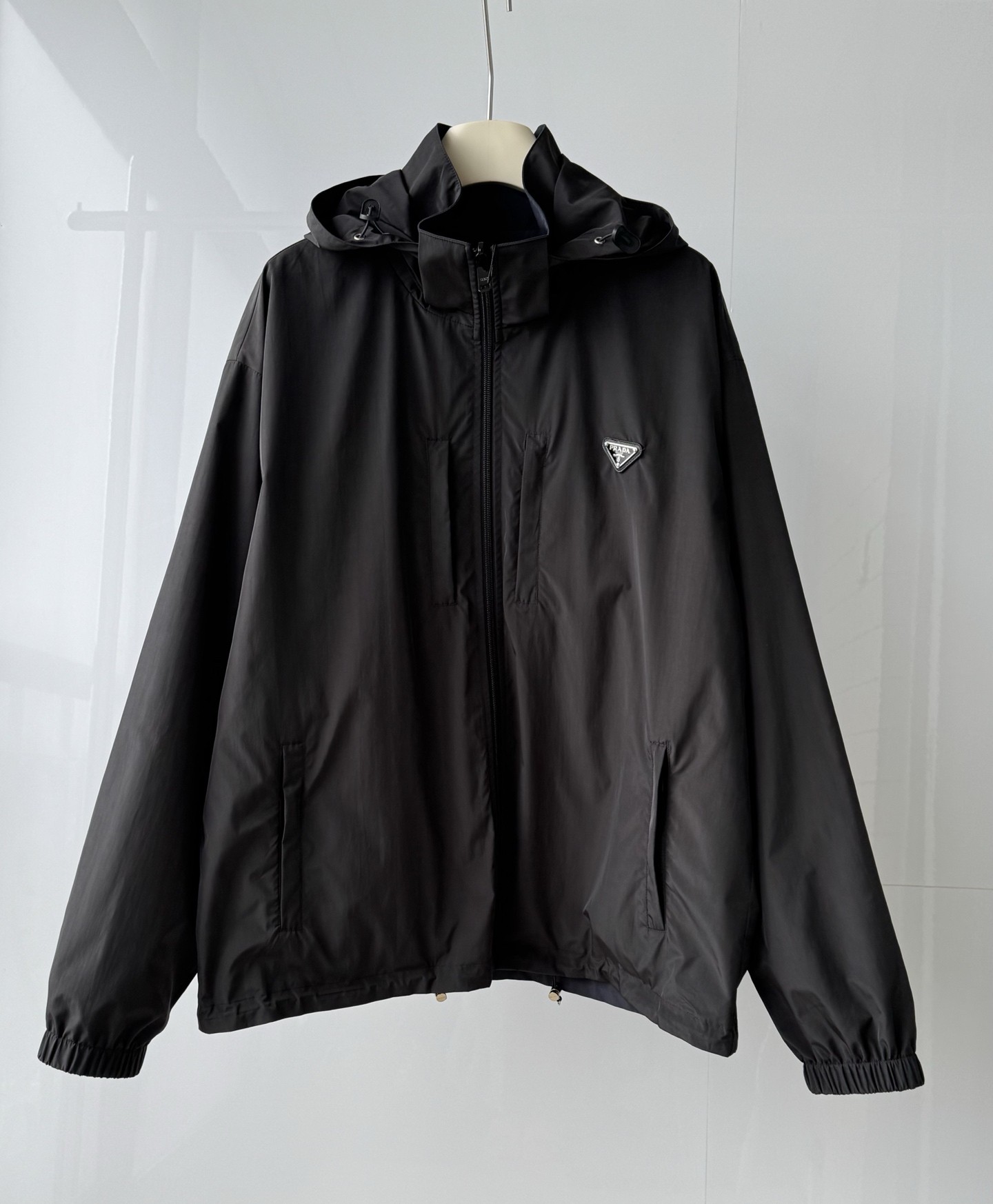 NO:936874,PRA** New double-sided zipper nylon, custom-engraved hardware, black + blue double-sided design, black detachable, loose fit, autumn must-have, same size for men and women, size M~3XL,, prada,19860909PRA** 新款双面拉链尼龙 定做刻字五金 黑色+兰色双面款设计 黑色可拆卸 宽松版型 秋季必备款 男女同款 码数M~3XL,,prada,,Men's clothing