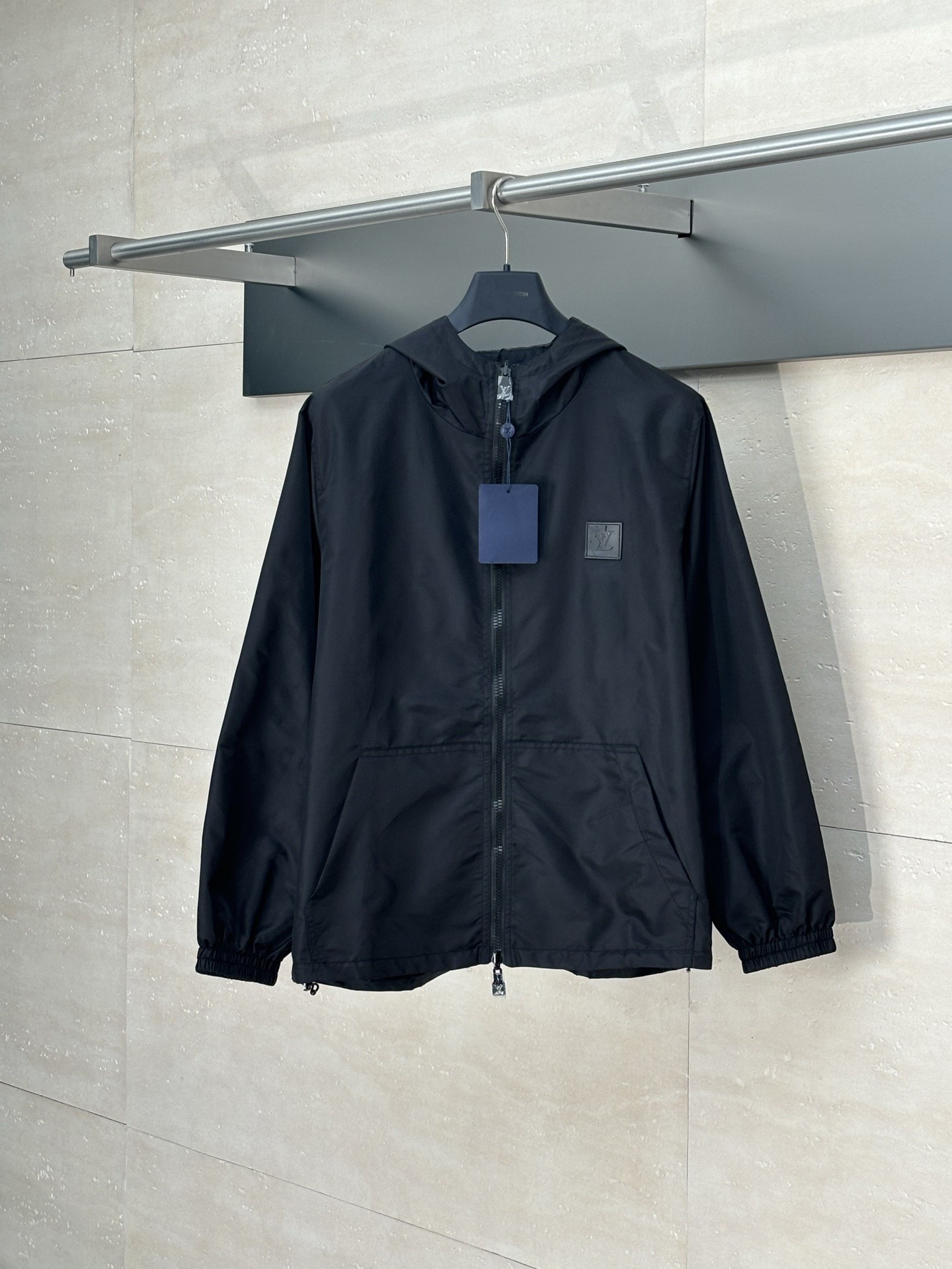 NO:936878,1V*/Louis 25Fw new double-sided old flower jacquard windproof jacket (black)  The solid color fabric is made of nylon encrypted matt twill fabric, and the jacquard fabric on the other side is made of 50D nylon yarn-dyed jacquard fabric. The solid color front panel is laser-burned, hand-made of white copper, with a triangular pin with a logo surface sprayed with glossy paint. The front pocket uses a hardware keychain to hang a folding clothes tag, and the jacquard letter front chest placket is made of single-piece handmade  Restore flower cutting, all cut pieces are numbered, and the pockets are also cut with restored flower numbers. The fabric is relatively light and silky, and it takes time to cut accurately. The front and center are equipped with a double-circulation slider 5# orbital zipper, and the hem is worn with a spiral elastic rope with a ring anti-slip buckle, a square pig nose buckle with a logo, and all holes are punched with hardware with a logo on the fabric color cornrows.  SizeM~3XL,,louis vuitton,jackets & coats,keychain,198609091V*/路易 25Fw新款双面老花提花防风外套（黑色） 净色面料采用尼龙加密消光斜纹布,另一面提花面料采用50D尼龙色织提花布,净色前幅定位激光烧花,手工穿白铜材质,带logo表面喷亮面漆三角形别针,前幅插袋处采用五金件钥匙扣挂折叠挂衣牌,提花字母面前胸门襟采用单件流纯手工还原花裁剪,裁片全部打编号,插袋也是还原花编号剪裁,面料比较轻薄丝滑,要裁剪的精准极耗费时间,前中搭配双循环拉头5#轨道牙拉链,下摆跟穿螺旋纹弹力绳搭配圆环防滑扣,方形带logo猪鼻扣,全部开孔打五金带logo对布色鸡眼 SizeM~3XL,,louis vuitton,jackets & coats,keychain,,Men's clothing