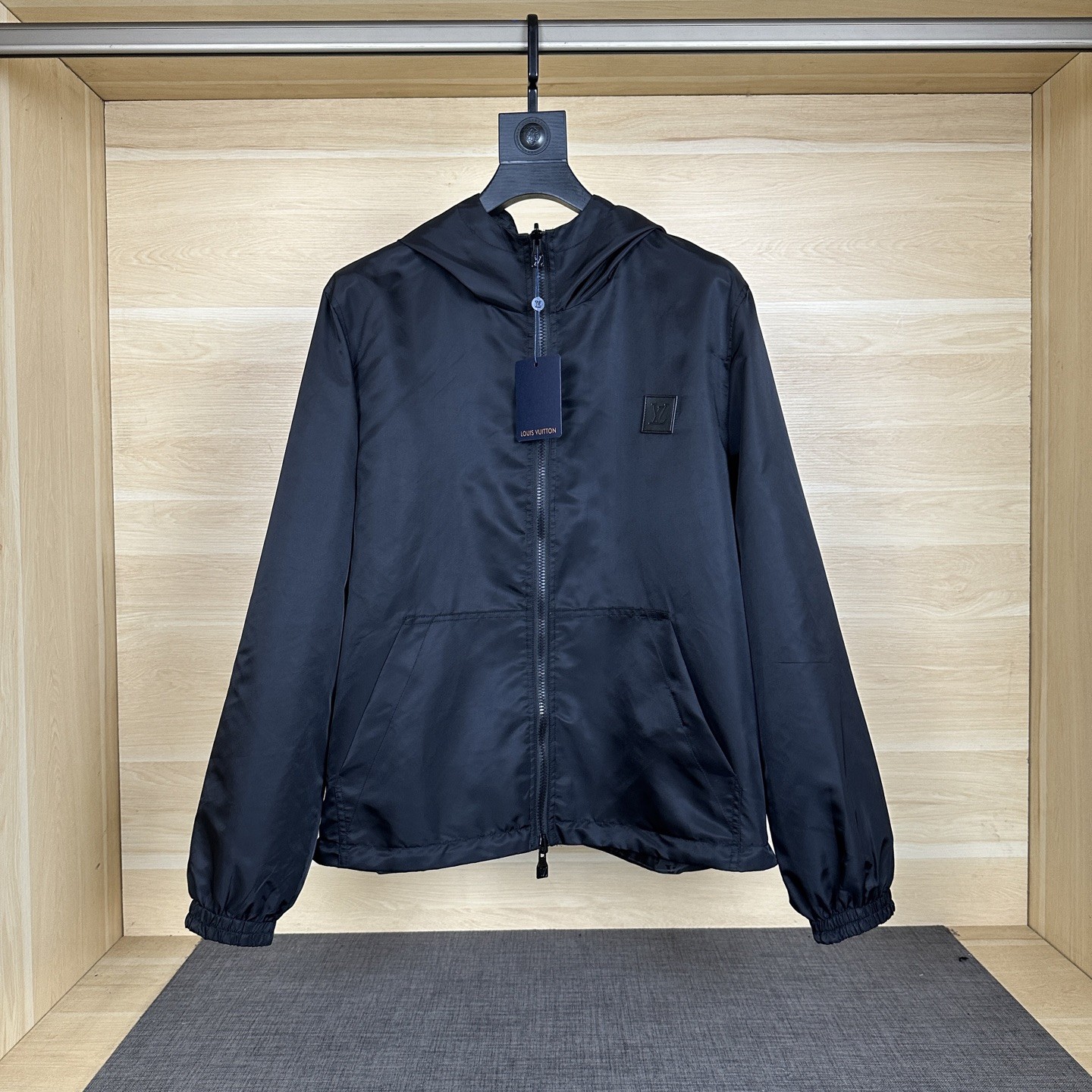 NO:936867,Lois Vitn/Louis 2026 Autumn and Summer New Reversible Hooded Jacket. Presbyopia jacquard fabric counter-cut. Leather label design on the chest. The original hardware lettering fabric restores the same style for men and women. Craftsmanship is reversible. Size M~3XL,,louis vuitton,jackets & coats,hats,19860909Lois Vitn/路易 2026秋夏新款双面穿连帽外套 老花提花面料对位裁剪 胸前皮标设计 五金刻字面料原版还原男女同款 工艺双面穿 尺码M~3XL,,louis vuitton,jackets & coats,hats,,Men's clothing