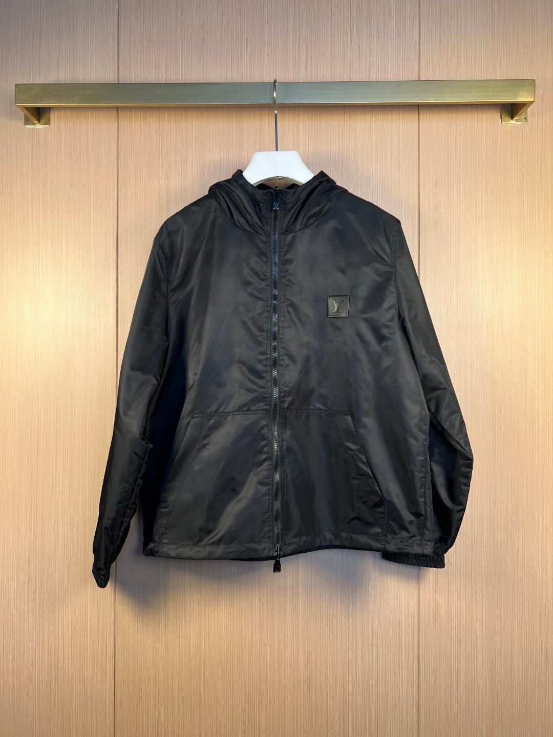 NO:936871,Lois Vitn/Louis 2026 Autumn and Summer New Reversible Hooded Jacket. Presbyopia jacquard fabric counter-cut. Leather label design on the chest. The original hardware lettering fabric restores the same style for men and women. Craftsmanship is reversible. Size M~3XL,,louis vuitton,jackets & coats,hats,19860909Lois Vitn/路易 2026秋夏新款双面穿连帽外套 老花提花面料对位裁剪 胸前皮标设计 五金刻字面料原版还原男女同款 工艺双面穿 尺码M~3XL,,louis vuitton,jackets & coats,hats,,Men's clothing