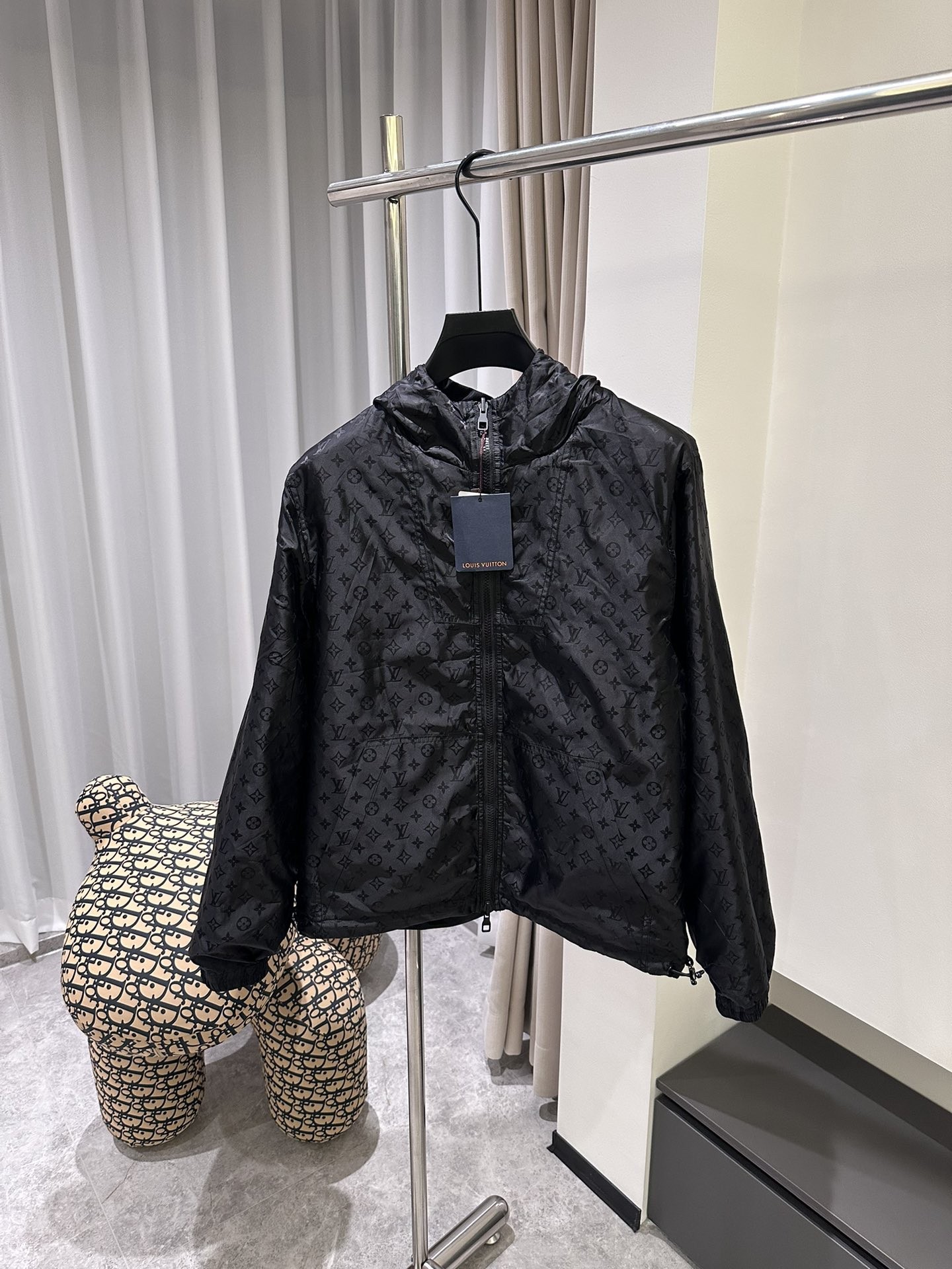 NO:936877,1V jacquard reversible windproof jacket, all in matching position, with pockets on the front and back. There are also hardware and zippers. All are original molds, the same style for men and women. Size: M~3XL,,jackets & coats,jackets & coats,198609091V 提花双面穿防风夹克外套 全部对位穿 定位裁,正反面都有口袋 还有五金,拉链 全部都是原版开模,男女同款. Size: M~3XL,,jackets & coats,jackets & coats,,Men's clothing