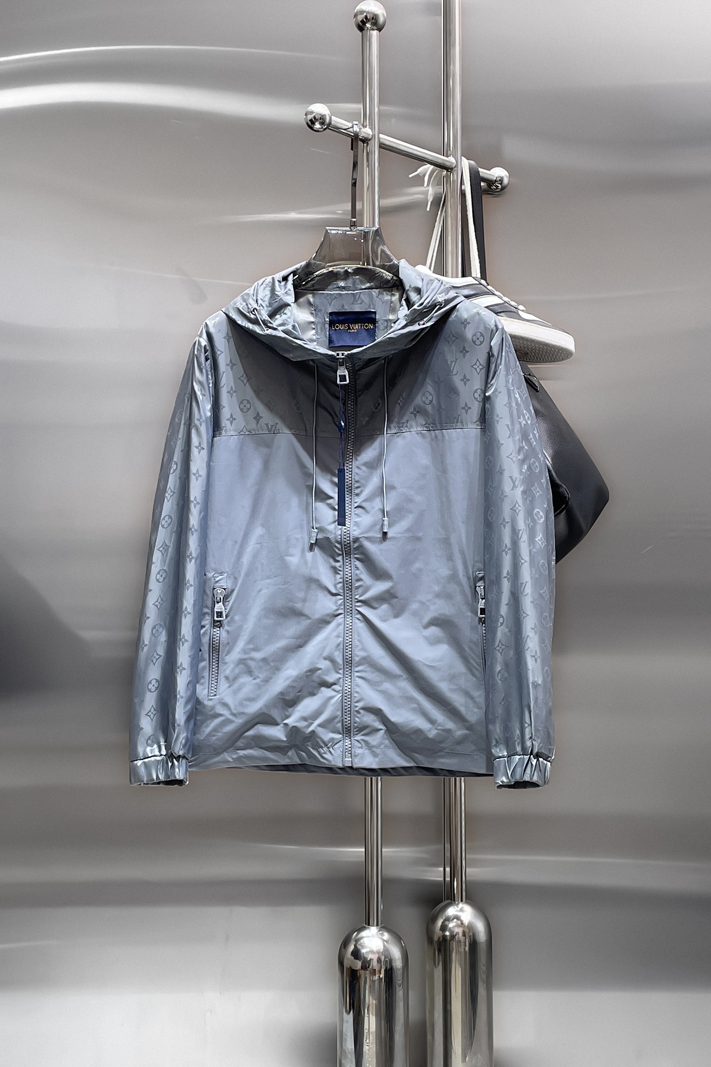 NO:849784,The same style as the LV official website, complete with three labels, sold in advance. 2026ss new spring men's jacket, complete with three labels, high-end version of the original order. Custom-made fabrics at the counter. Highly breathable and comfortable, impeccable details, brand element design concept, reflecting high quality. Delicate and soft feel. Casual tailoring, excellent upper body size. Size M~3XL, maximum wear 195 catties,, Louis Vuitton, jackets & coats,jackets & coats,19860909LV 官网同款,三标齐全,提前发售 2026ss开春新款男士夹克外套,原单三标齐全高端版本 专柜定制面料 透气舒适度高,细节无可挑剔,品牌元素设计理念,体现高品质.手感细腻柔软 呈现休闲裁剪,上身版型超赞 码数M～3XL,最大穿195斤,,louis vuitton,jackets & coats,jackets & coats,,Men's clothing