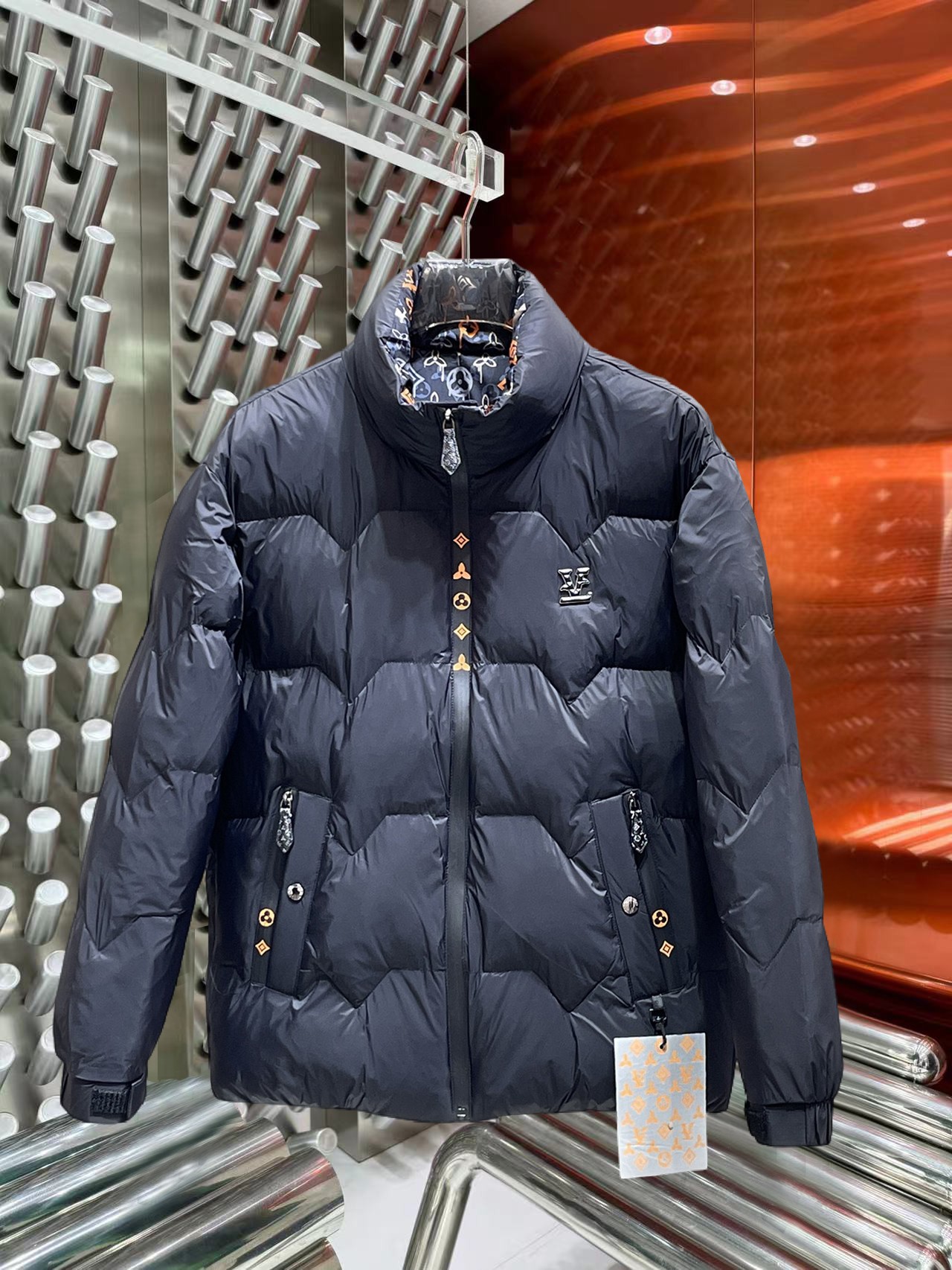 NO:644779,LV three-standard complete 2025ss winter new down jacket, the new product on the show is in perfect condition, comfortable and warm, the color is full and attractive, the design is very outstanding, it can easily enhance the fashion sense, the workmanship is extremely sophisticated and rigorous, and the wiring is neat and meticulous!  A masterpiece from a famous designer!  The upper body does not look bloated and is super handsome!  Available sizes M ~ XXXL,,louis vuitton,jackets & coats,down jacket,alexander wang19860909LV 三标齐全 2025ss冬季新款羽绒棉服外套,秀场新品品相非常完美,舒适保暖,色泽饱满诱人,非常出彩的设计,轻松将时髦感进阶,做工极为考究严谨,走线工整细致！大牌设计师巨作！上身不显臃肿、超级帅气！现货码数M ～ XXXL,,louis vuitton,jackets & coats,down jacket,alexander wang,Men's clothing