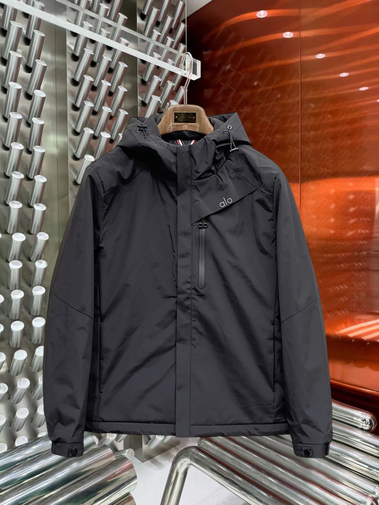 NO:644782,alo's 2025ss new winter down jacket with all three standards, the new product on the show is in perfect condition, comfortable and warm, the color is full and attractive, the design is very outstanding, it can easily enhance the fashion sense, the workmanship is extremely sophisticated and rigorous, and the wiring is neat and meticulous!  A masterpiece from a famous designer!  The upper body does not look bloated and is super handsome!  Available sizes M ~ XXXL,,jackets & coats,down jacket,alexander wang19860909alo 三标齐全 2025ss冬季新款羽绒棉服外套,秀场新品品相非常完美,舒适保暖,色泽饱满诱人,非常出彩的设计,轻松将时髦感进阶,做工极为考究严谨,走线工整细致！大牌设计师巨作！上身不显臃肿、超级帅气！现货码数M ～ XXXL,,jackets & coats,down jacket,alexander wang,Men's clothing