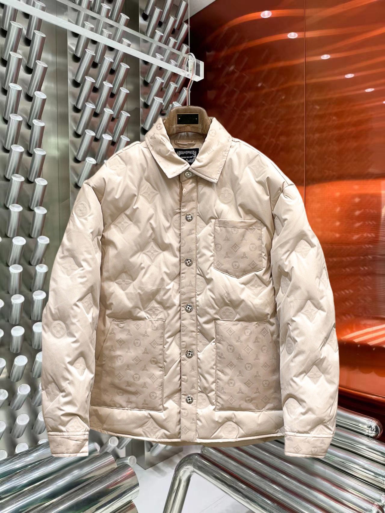 NO:644785,LV three-standard complete 2025ss winter new down jacket, the new product on the show is in perfect condition, comfortable and warm, the color is full and attractive, the design is very outstanding, it can easily enhance the fashion sense, the workmanship is extremely sophisticated and rigorous, and the wiring is neat and meticulous!  A masterpiece from a famous designer!  The upper body does not look bloated and is super handsome!  Available sizes M ~ XXXL,,louis vuitton,jackets & coats,down jacket,alexander wang19860909LV 三标齐全 2025ss冬季新款羽绒棉服外套,秀场新品品相非常完美,舒适保暖,色泽饱满诱人,非常出彩的设计,轻松将时髦感进阶,做工极为考究严谨,走线工整细致！大牌设计师巨作！上身不显臃肿、超级帅气！现货码数M ～ XXXL,,louis vuitton,jackets & coats,down jacket,alexander wang,Men's clothing