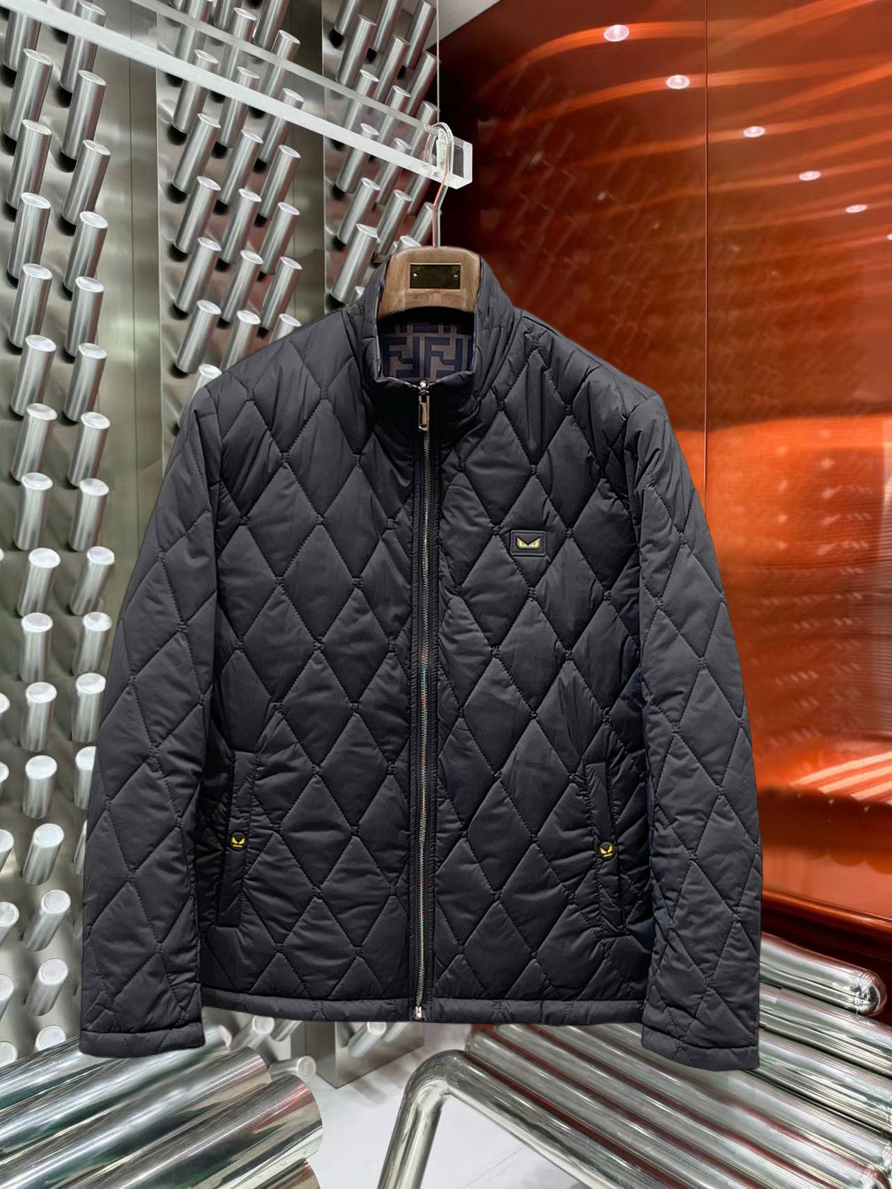 NO:644791,Fendi's 2025ss new winter down double-sided cotton jacket with three complete standards. The new product on the show is in perfect condition. It is comfortable and warm, and the color is full and attractive. The design is very outstanding, and it can easily enhance the fashion sense. The workmanship is extremely sophisticated and rigorous, and the wiring is neat and meticulous!  A masterpiece from a famous designer!  The upper body does not look bloated and is super handsome!  Available sizes M ~ XXXL,,fendi,jackets & coats,down jacket,alexander wang19860909芬迪 三标齐全 2025ss冬季新款羽绒双面穿棉服外套,秀场新品品相非常完美,舒适保暖,色泽饱满诱人,非常出彩的设计,轻松将时髦感进阶,做工极为考究严谨,走线工整细致！大牌设计师巨作！上身不显臃肿、超级帅气！现货码数M ～ XXXL,,fendi,jackets & coats,down jacket,alexander wang,Men's clothing