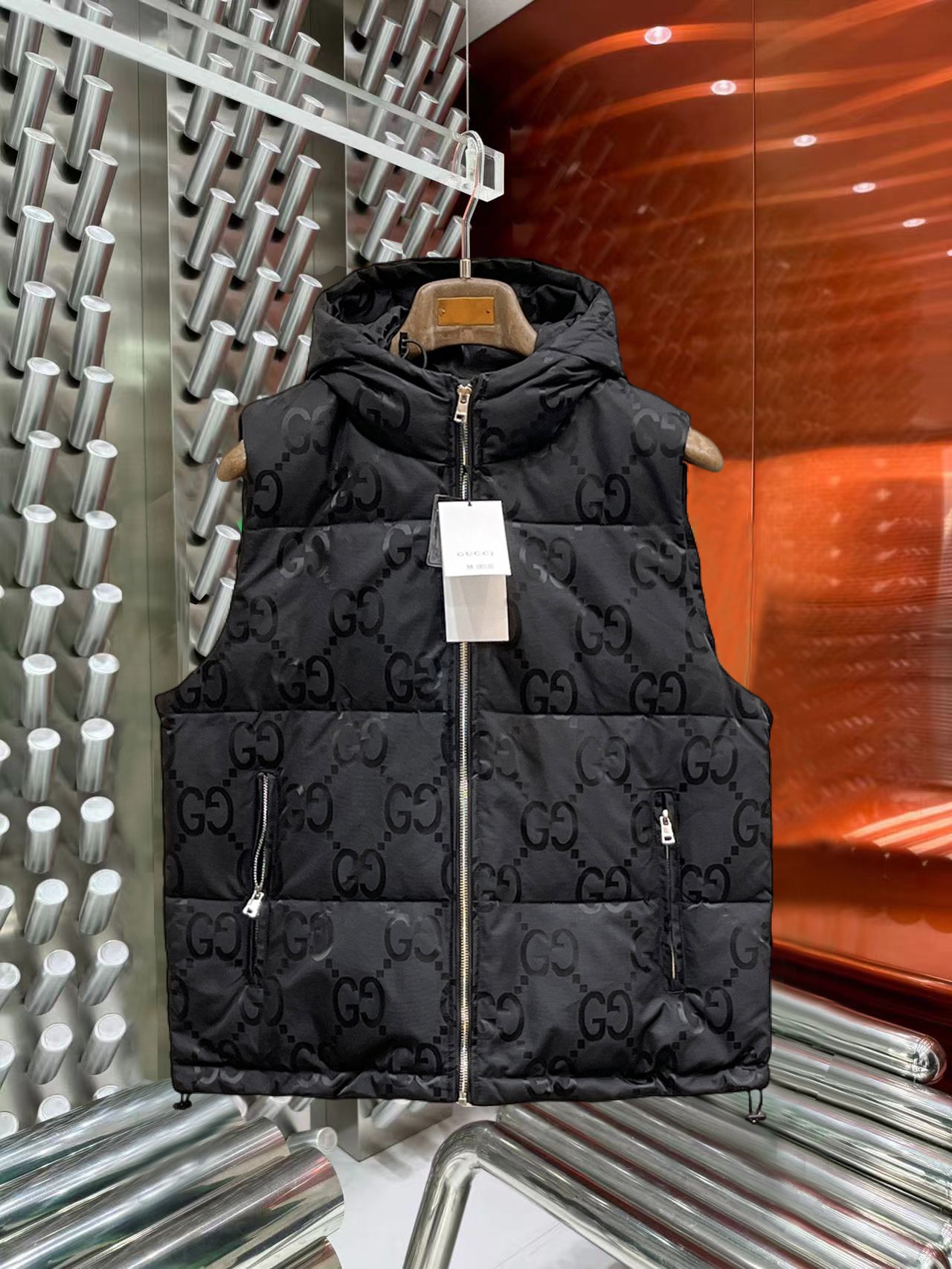 NO:644803,Prada 2025FW down vest, a must-have item for fashionistas!  Advanced customization: The highest standard 90 white goose down, the ingredients are tested, and the first-class thermal performance. Double-layer gallbladder cloth inside to ensure that the goose down will not drill out. Customized high-density waterproof nylon fabric. High-end texture and durability. The quality can reach the purchase level. Super versatile, the upper body effect is great!  Size M~3XL,,prada,down jacket,alexander wang19860909普拉达 2025FW羽绒马甲 潮人必备单品！高级定制 最高标准90白鹅绒,成分支持检测,一流保暖性能.内里双层胆布,以保证鹅绒不会钻出,定制高密度防水尼龙面料.高端质感及耐用性.品质可达代购级别. 超级百搭,上身效果超赞！ 尺码M~3XL,,prada,down jacket,alexander wang,Men's clothing