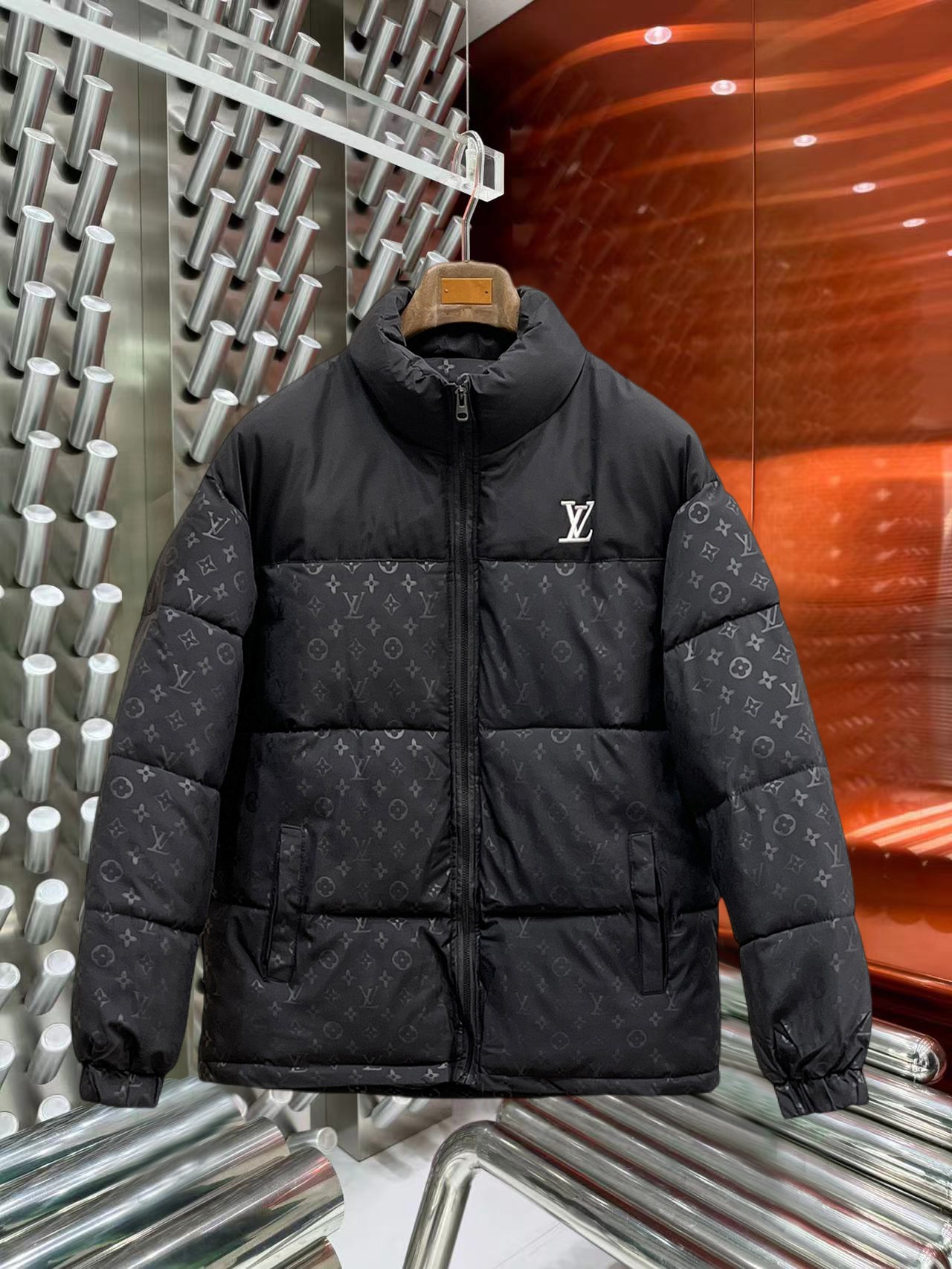 NO:731673,Support replacement after the year!  LV three-standard complete 2025ss winter new down jacket, the new product on the show is in perfect condition, comfortable and warm, the color is full and attractive, the design is very outstanding, it can easily enhance the fashion sense, the workmanship is extremely sophisticated and rigorous, and the wiring is neat and meticulous!  A masterpiece from a famous designer!  The upper body does not look bloated and is super handsome!  Available sizes M ~ XXXL,,louis vuitton,jackets & coats,down jacket,19860909支持年后退换！ LV 三标齐全 2025ss冬季新款羽绒棉服外套,秀场新品品相非常完美,舒适保暖,色泽饱满诱人,非常出彩的设计,轻松将时髦感进阶,做工极为考究严谨,走线工整细致！大牌设计师巨作！上身不显臃肿、超级帅气！现货码数M ～ XXXL,,louis vuitton,jackets & coats,down jacket,,Men's clothing