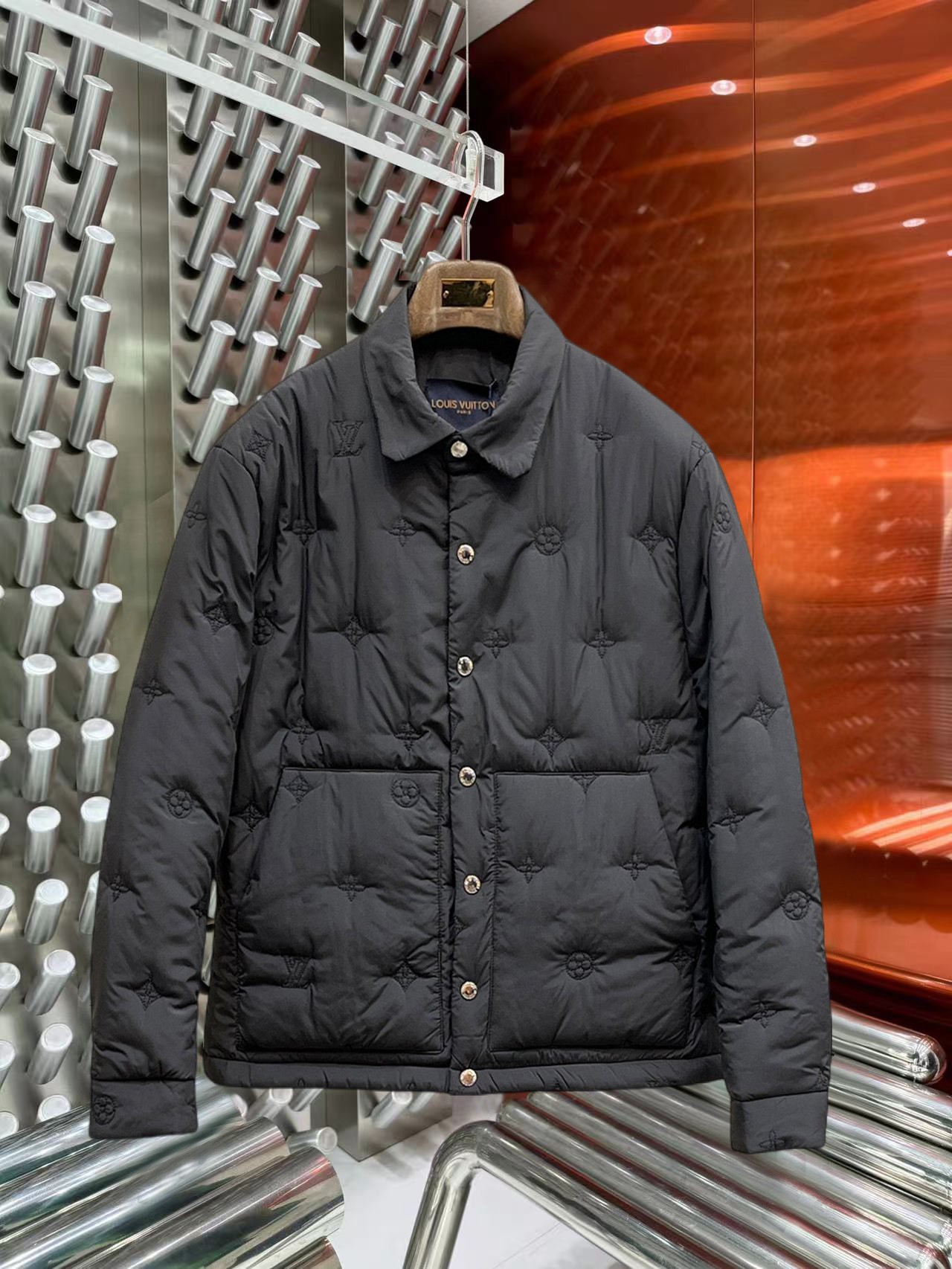 NO:644804,LV three-standard complete 2025ss winter new down jacket, the new product on the show is in perfect condition, comfortable and warm, the color is full and attractive, the design is very outstanding, it can easily enhance the fashion sense, the workmanship is extremely sophisticated and rigorous, and the wiring is neat and meticulous!  A masterpiece from a famous designer!  The upper body does not look bloated and is super handsome!  Available sizes M ~ XXXL,,louis vuitton,jackets & coats,down jacket,alexander wang19860909LV 三标齐全 2025ss冬季新款羽绒棉服外套,秀场新品品相非常完美,舒适保暖,色泽饱满诱人,非常出彩的设计,轻松将时髦感进阶,做工极为考究严谨,走线工整细致！大牌设计师巨作！上身不显臃肿、超级帅气！现货码数M ～ XXXL,,louis vuitton,jackets & coats,down jacket,alexander wang,Men's clothing
