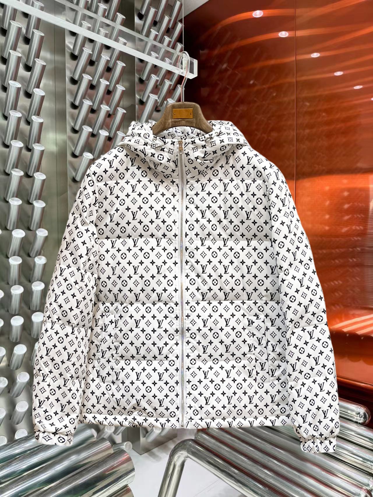 NO:644800,LV 2025 autumn and winter new down jacket. This is known as the most expensive down jacket in the world, all 90 down. With a classic logo combination, it is full of visual impact at first sight. It has better thermal insulation performance, is light and not heavy, and has good loft recovery after compression, and it can gather heat and lock in temperature!  Personalized color matching design, fresh and energetic!  There are too many versions circulating in the market. In addition to the different fabrics and workmanship, the biggest difference is that the filling is not goose down at all but feather silk or velvet, etc., and it is not easy to distinguish for those who don’t understand. In addition, the fabrics and workmanship are definitely not of the same level. In short, look for us and you will never go astray. All the exclusive full colors are purchased from genuine development. If you understand the quality of our down jackets, you can safely recommend it with your eyes closed. The three standards are complete!  Uniform series for men and women!  Size M-3XL. Maximum wear is 195 pounds.,,louis vuitton,down jacket,alexander wang19860909LV 2025秋冬新款羽绒服.这款号称羽绒服届最贵的,全部90绒的.带着经典的Logo组合搭配,第一眼看到就是满满的视觉冲击,保暖性能更出色,轻便不厚重,且压缩后的蓬松度恢复性好,聚热锁温！个性的拼色设计,清新有活力！市面流通的版本实在太多了,除了面料做工不同外,最大的区别就是填充物根本不是鹅绒而是羽丝或手感绒等等,而不懂的根本不容易区分.另外面料和做工也绝对不是一个级别,总之认准我们,让你绝对不跑偏,独家全色全部购入正版开发,懂我们家羽绒服质量的,完全可以放心闭眼推.三标齐全！男女同款系列！码数M-3XL.最大穿到195斤.,,louis vuitton,down jacket,alexander wang,Men's clothing